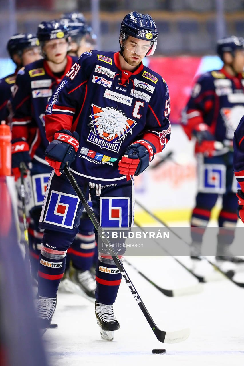 Linköpings Eddie Larsson före ishockeymatchen i SHL