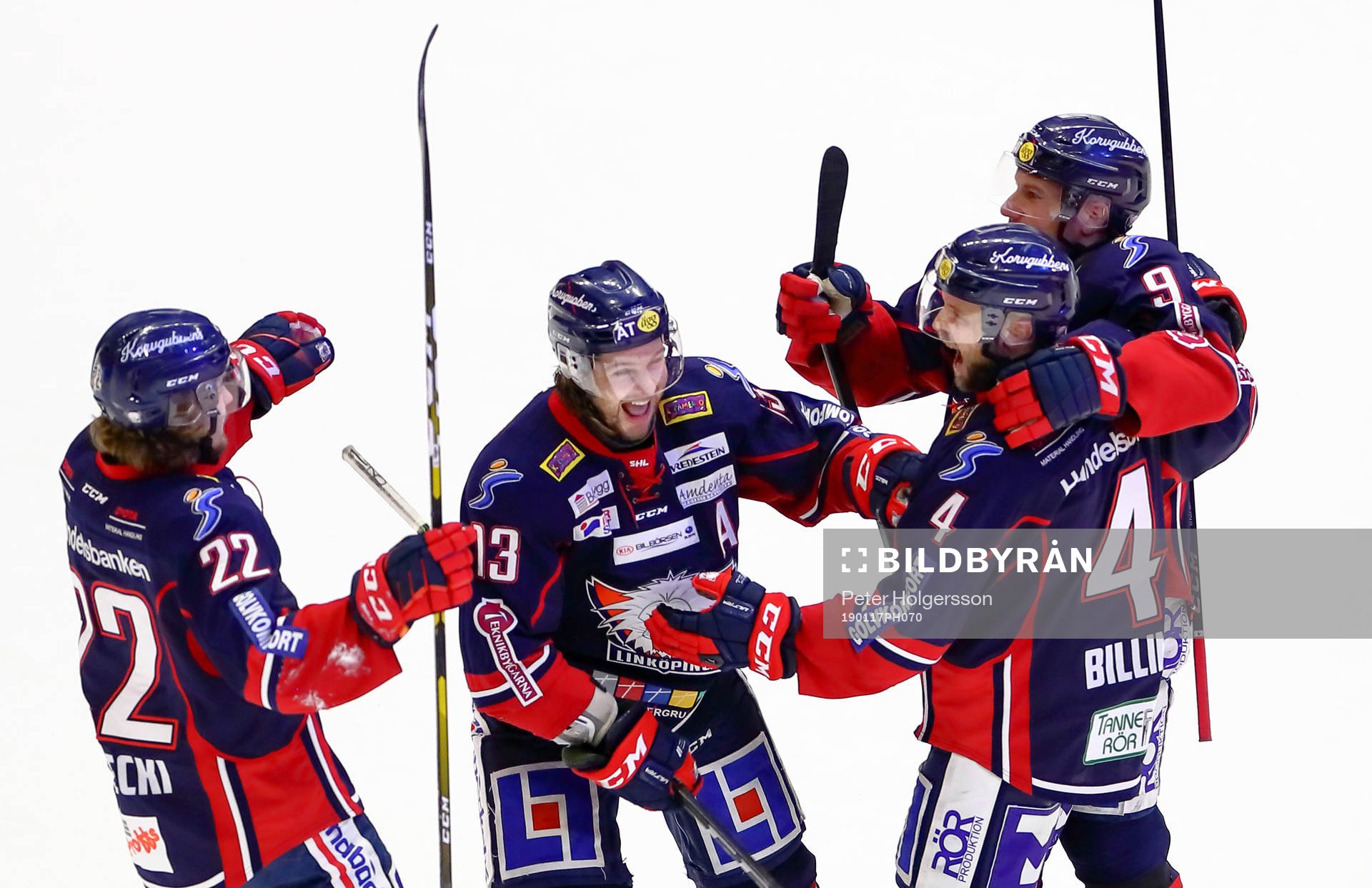 Linköpings spelare med Andrew Gordon jublar