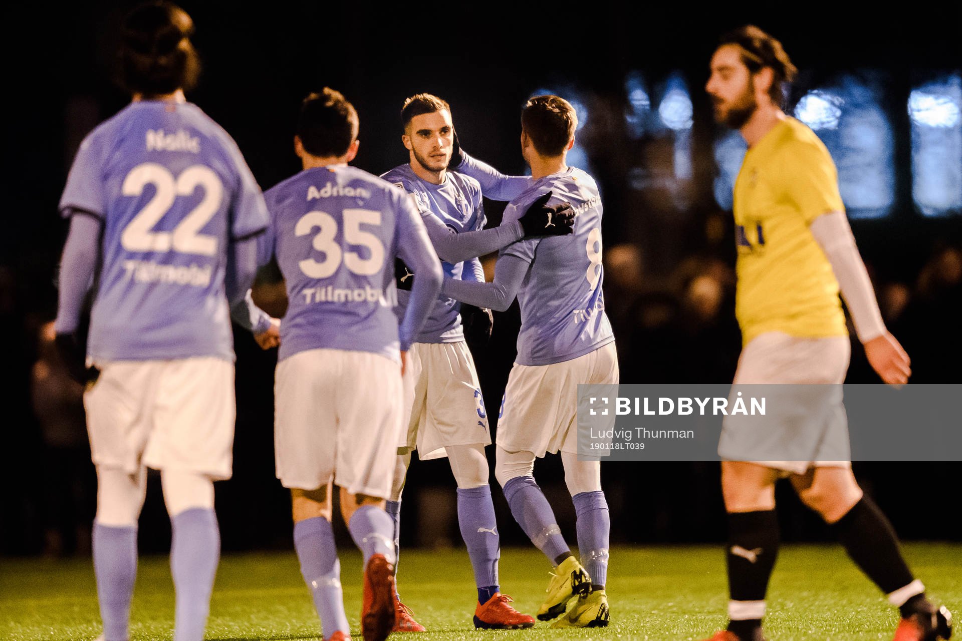 Malmö FFs Egzon Binaku kramas om av Arnór Ingvi Traustason