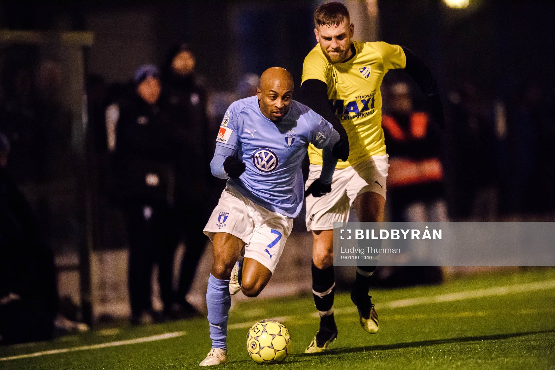 Malmö FFs Fouad Bachirou och IFK Malmös Oskar Zubac under träningsmatchen i fotboll mellan Malmö FF och IFK Malmö den 18 januari 2019 i Malmö.