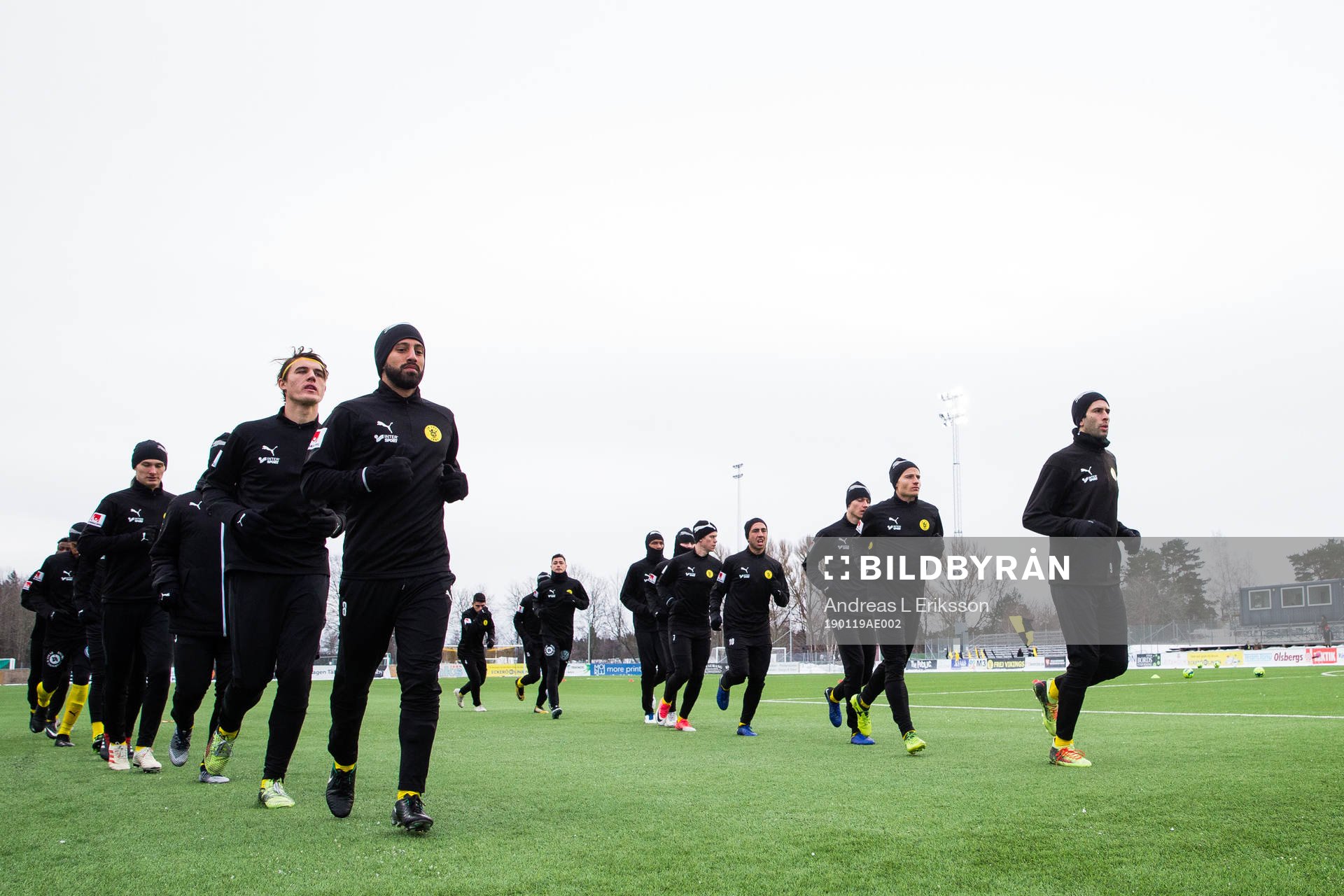 Frejs Andrés Hernandéz och hans lagkamrater värmer upp