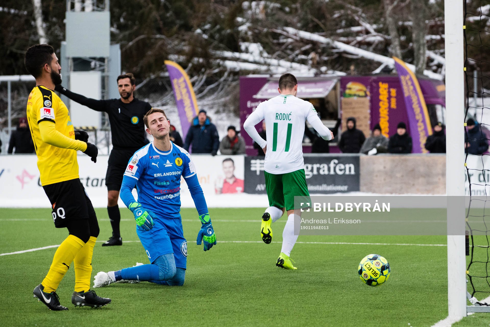 Frejs målvakt Jonas Olsson deppar