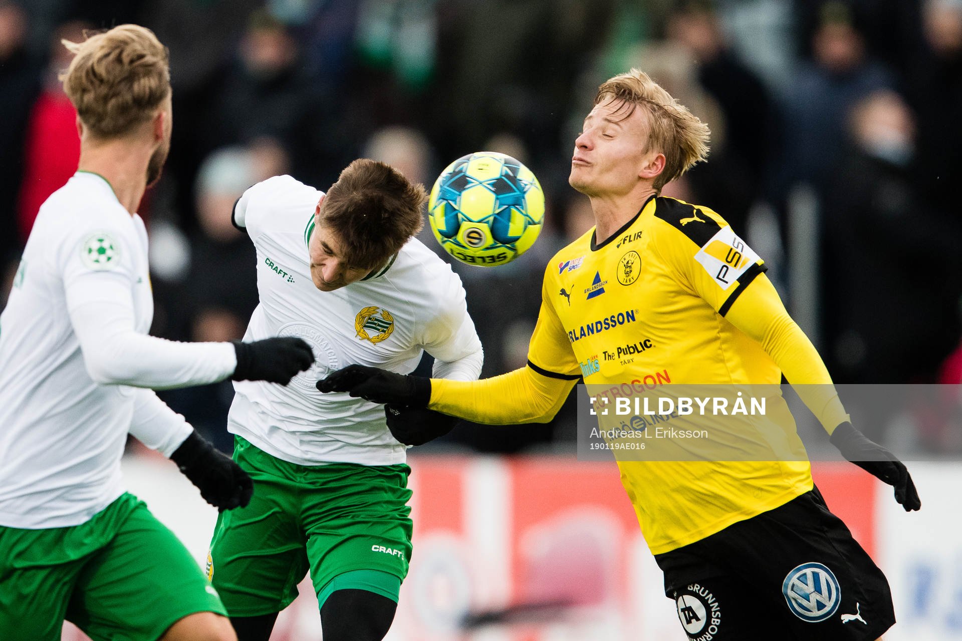 Hammarbys Leo Bengtsson i en nickduell med Frejs Henrik