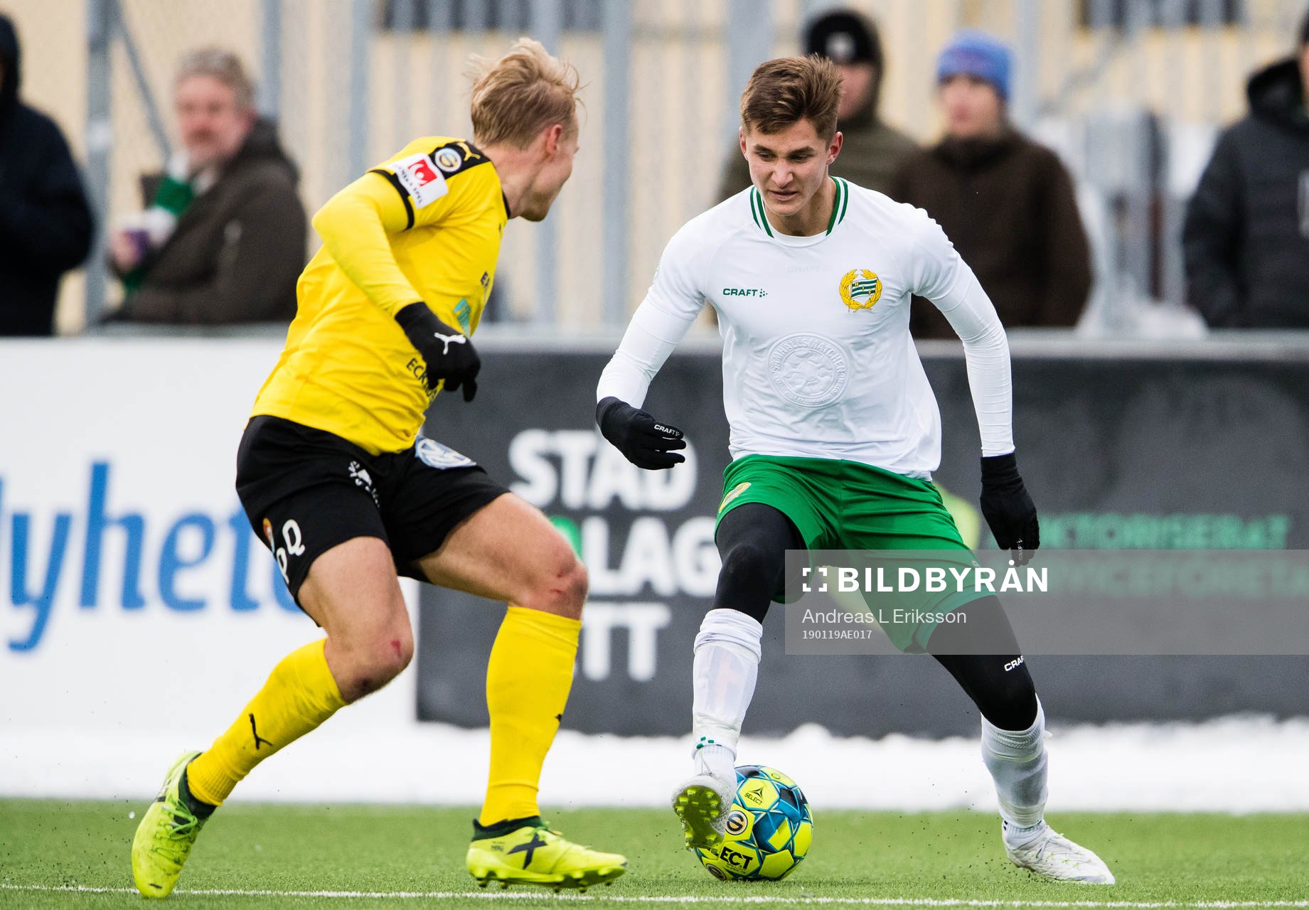 Frejs Henrik Millberth i kamp om bollen med Hammarbys Leo