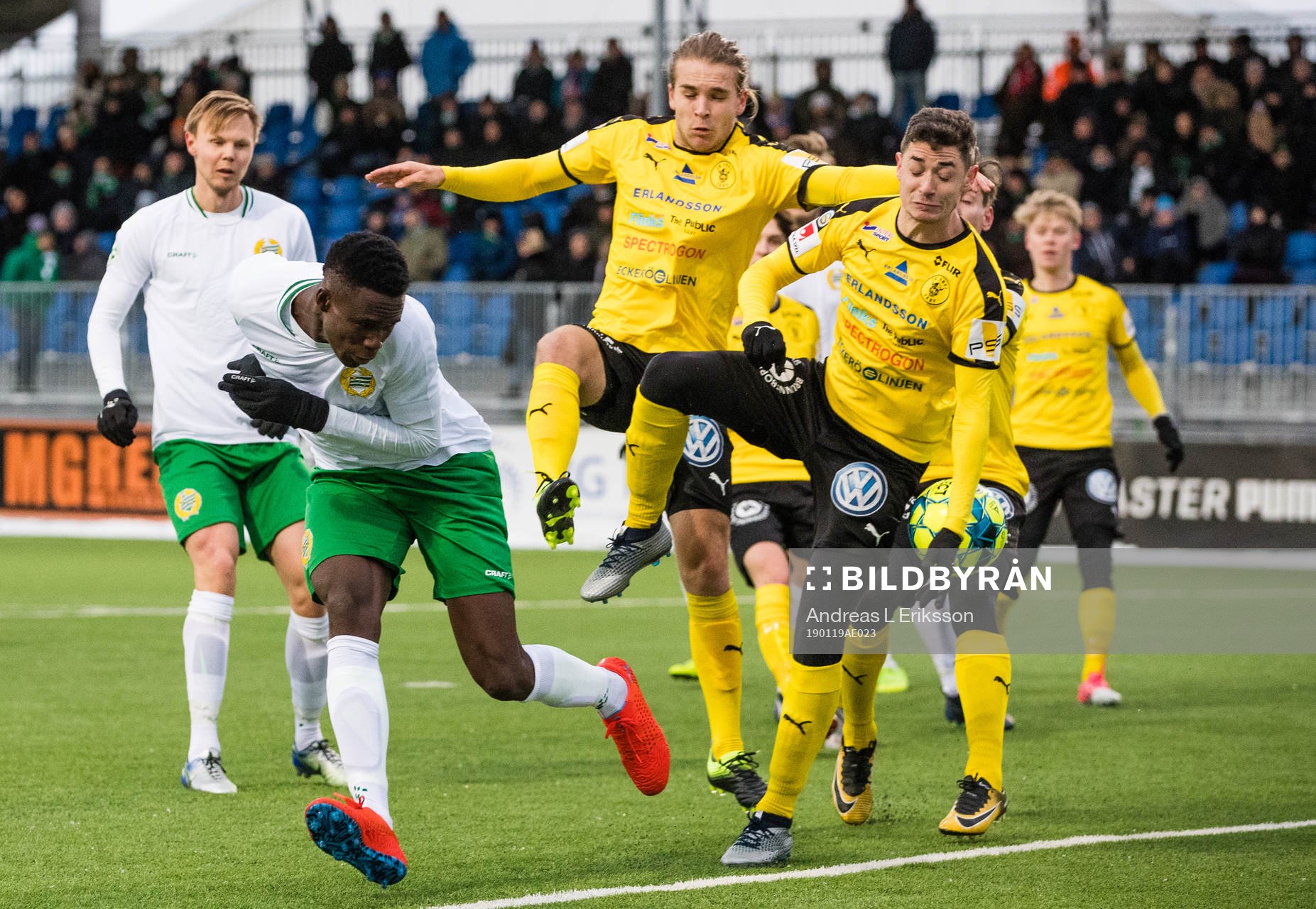 Hammarbys Kossounou Odilon med en nick förbi Frejs Amadeus
