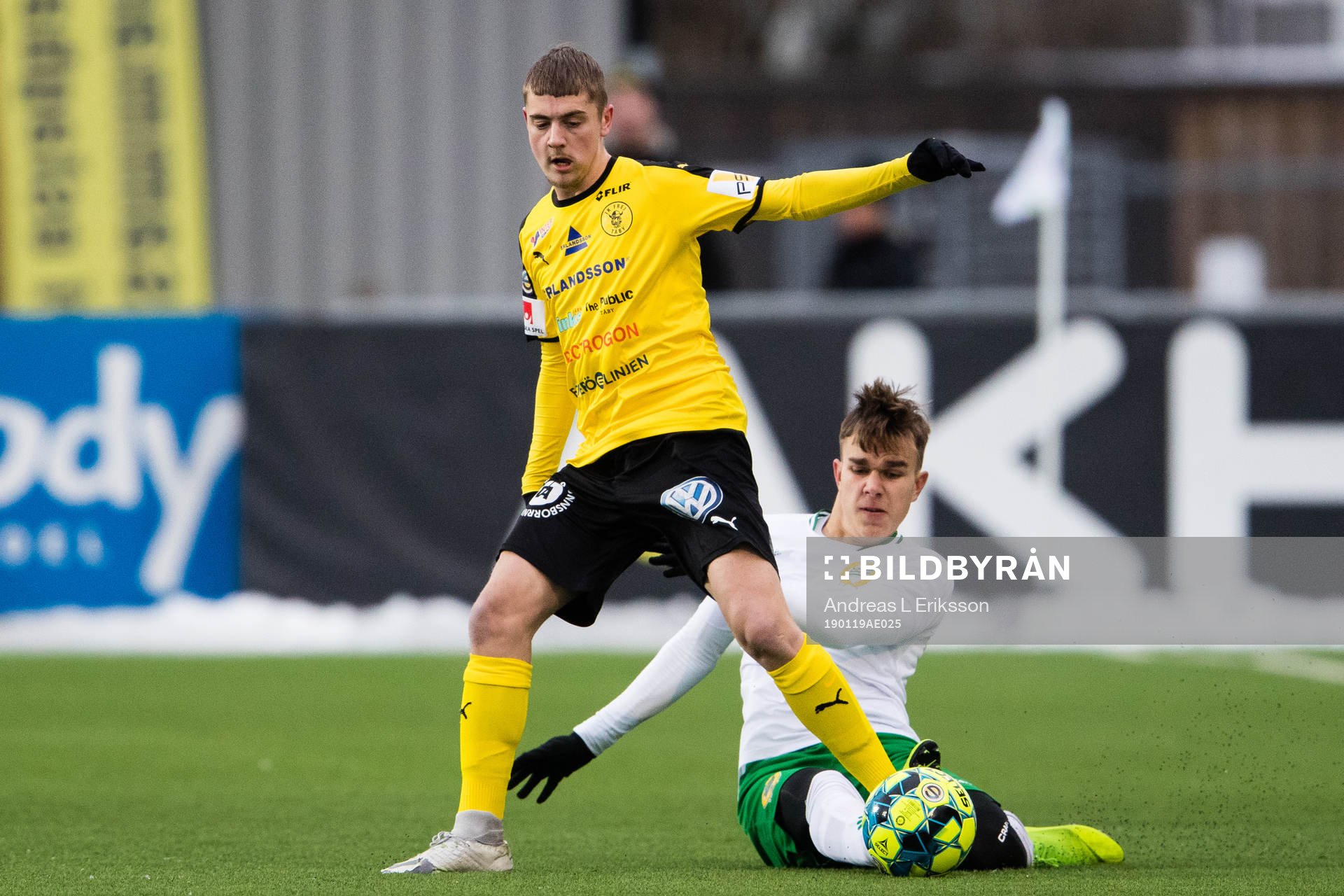 Frejs Albin Mörfält i kamp om bollen med Dusan Jajic under träningsmatchen i fotboll mellan Frej och Hammarby den 19 januari 2019 i Stockholm.