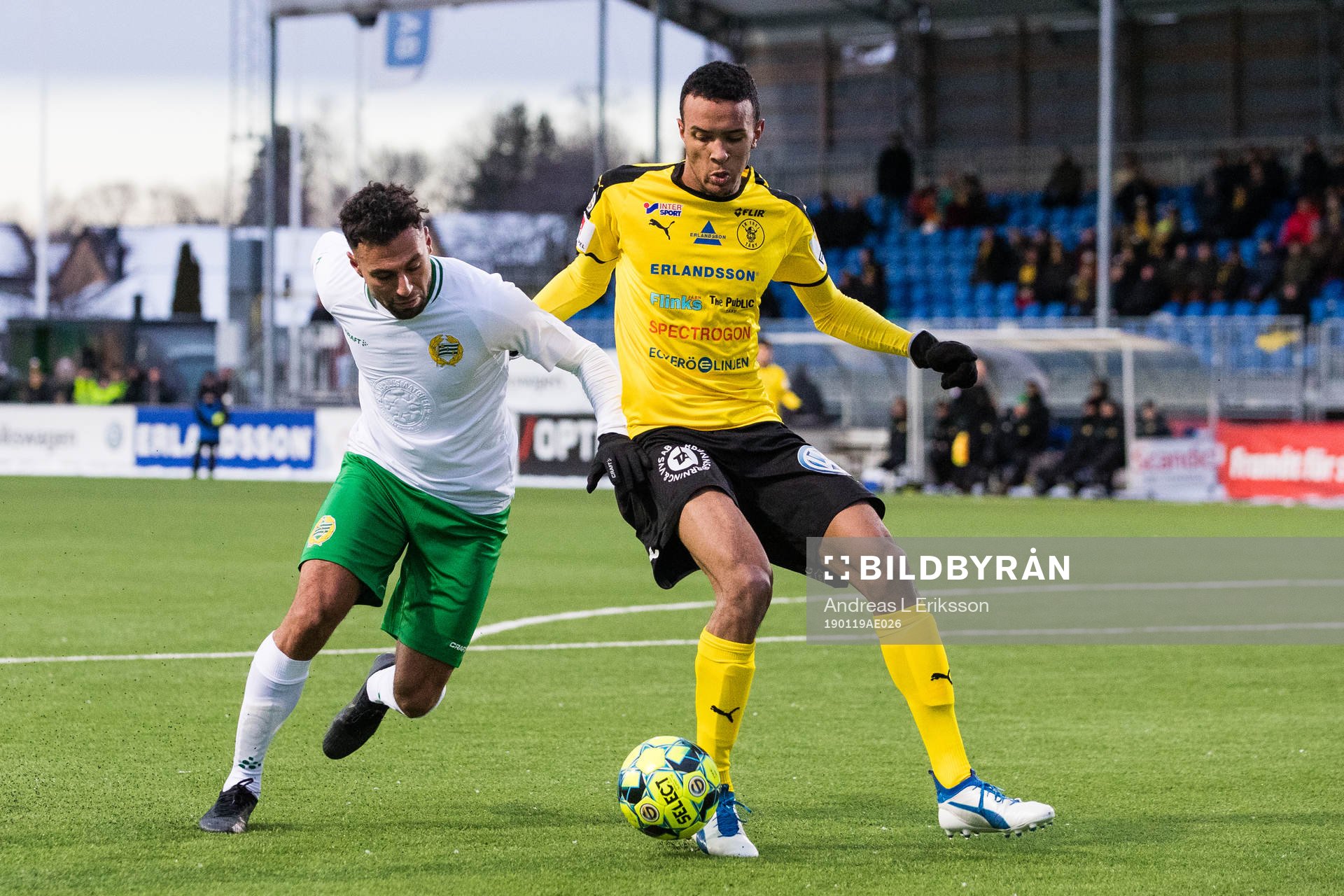 Hammarbys Imad Khalili i kamp om bollen med Frejs Alex
