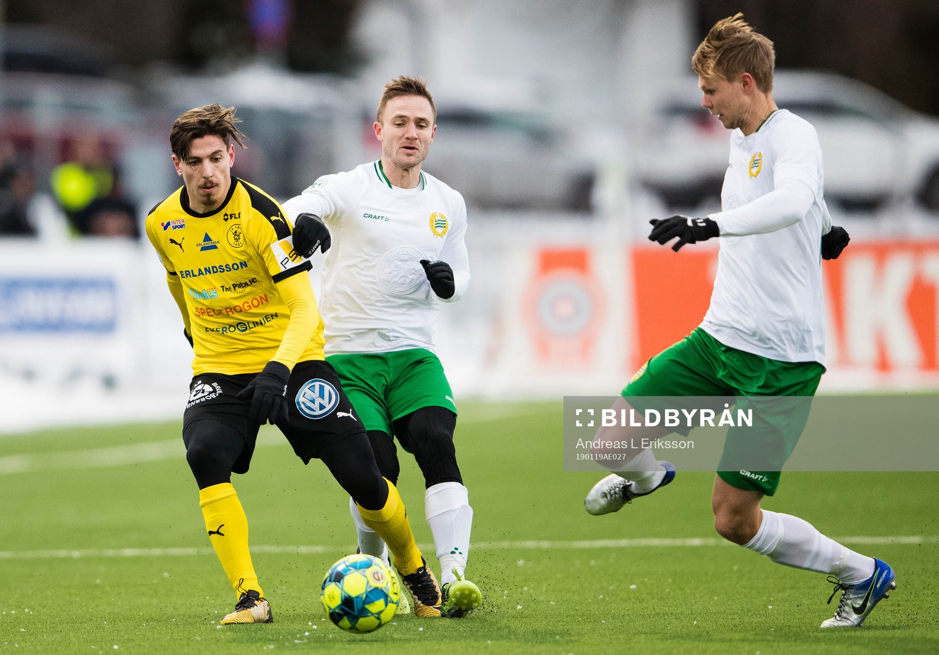 Frejs Kostas Stavrothanasopoulos i kamp om bollen med Mats