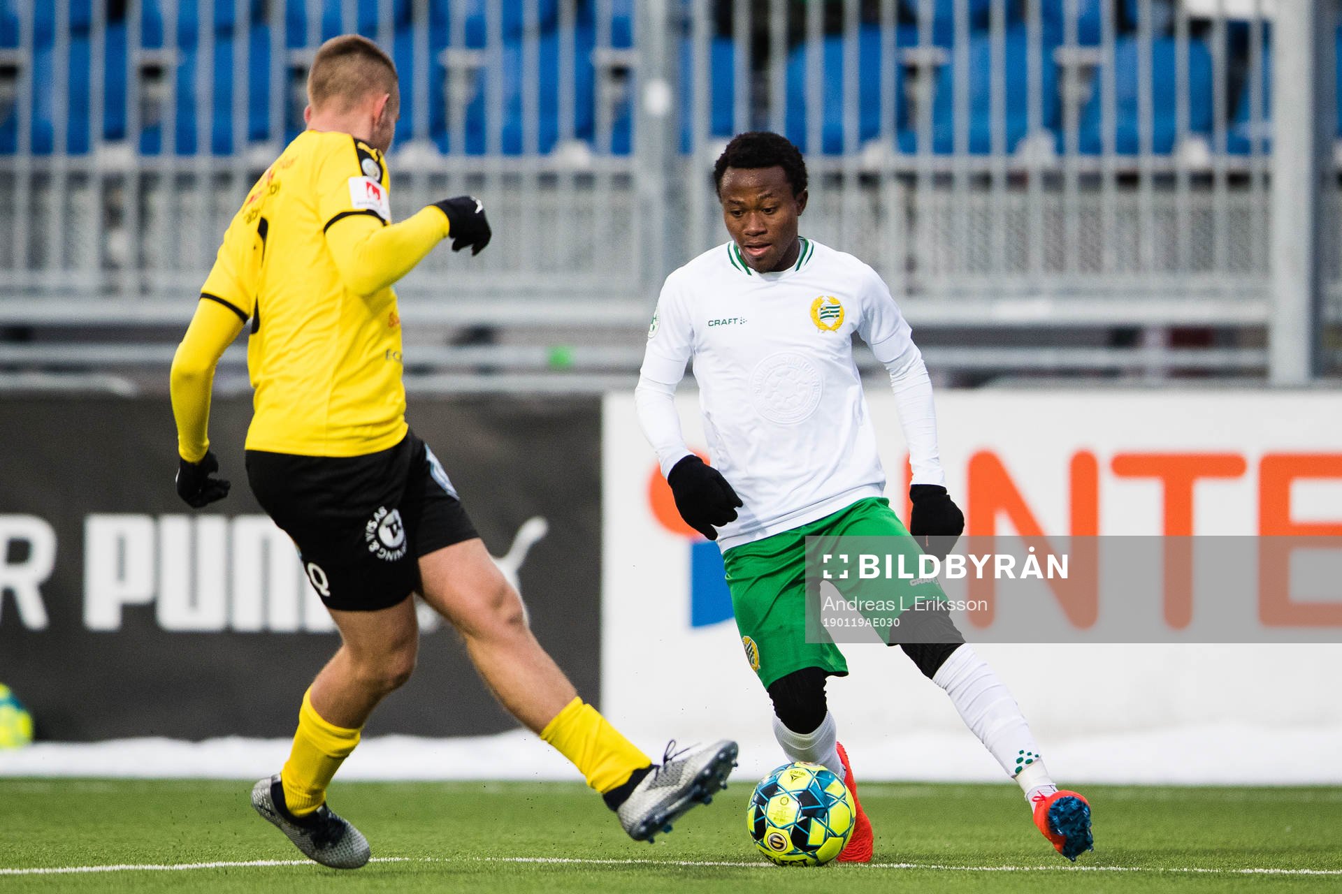 Frejs Jesper Merbom Adolfsson och Hammarbys Abdul-Halik Hudu