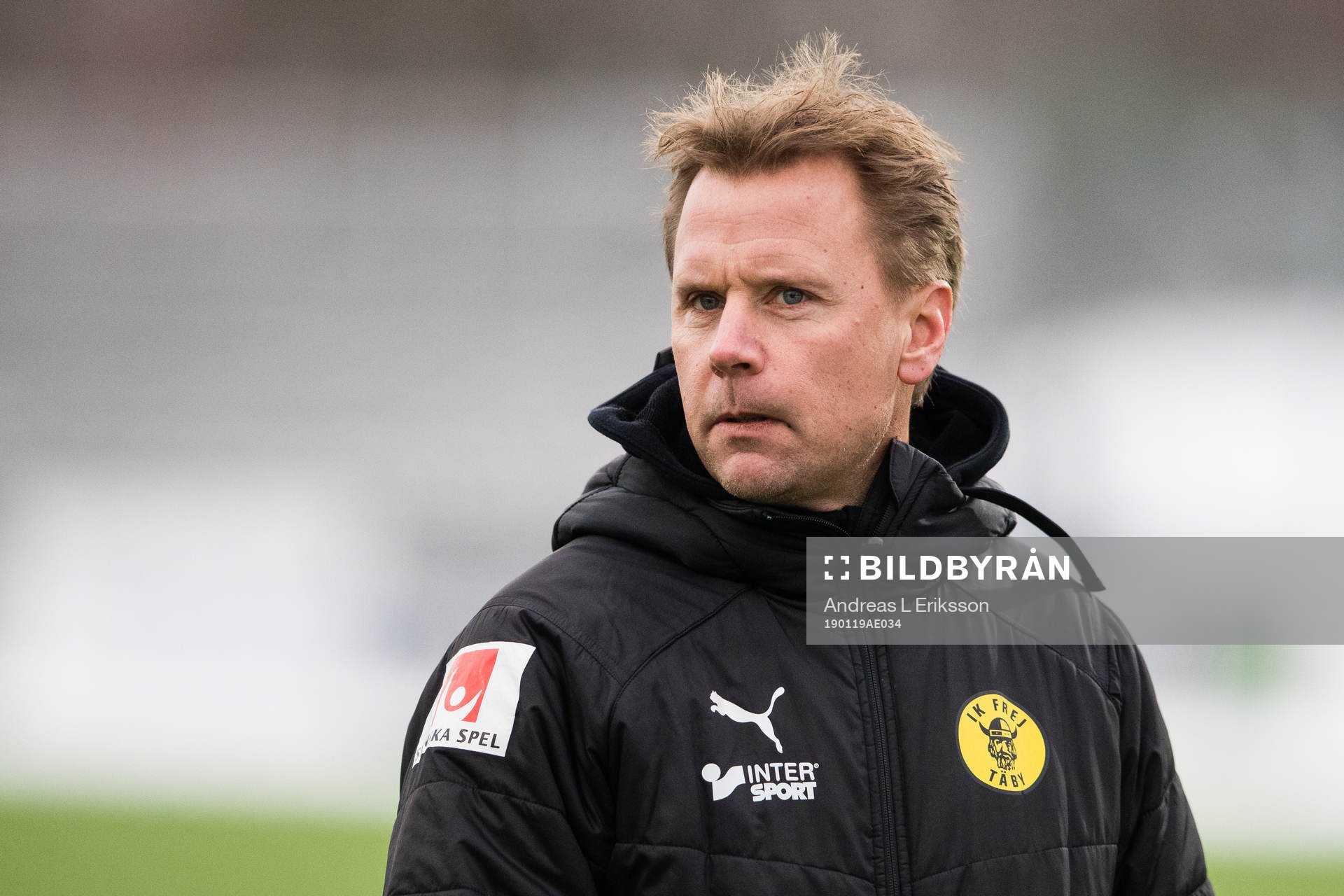 Frejs tränare Lukas Syberyjski innan träningsmatchen i