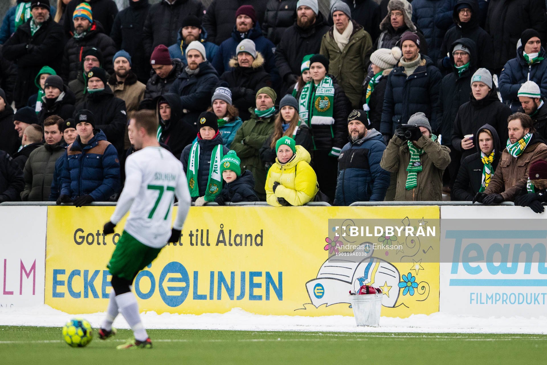 Hammarbys supportrar förljer spelet