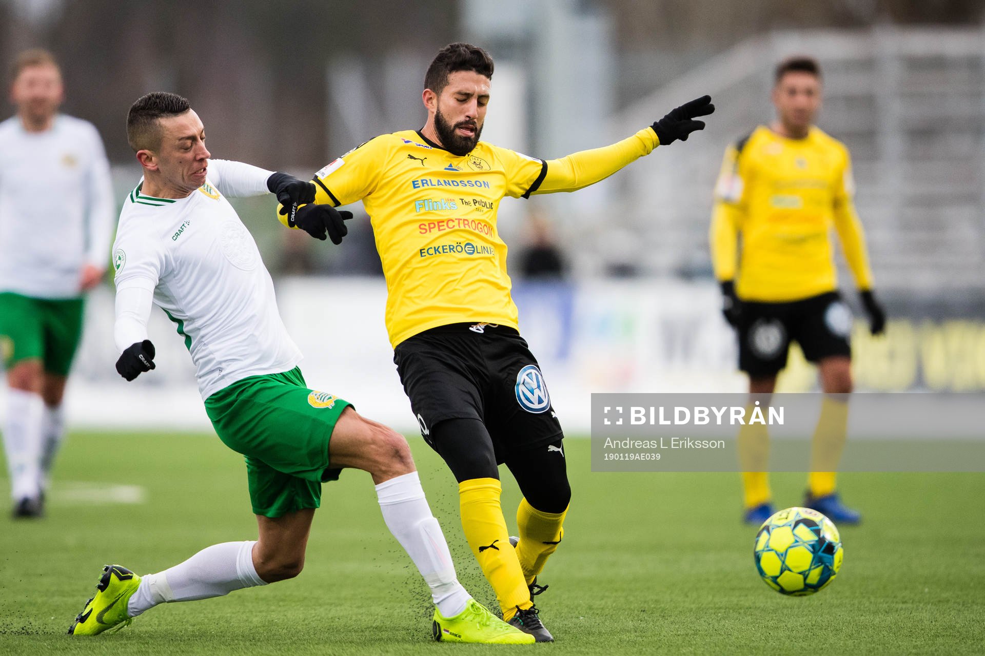 Hammarbys Nikola Djurdjic i kamp om bollen med Frejs