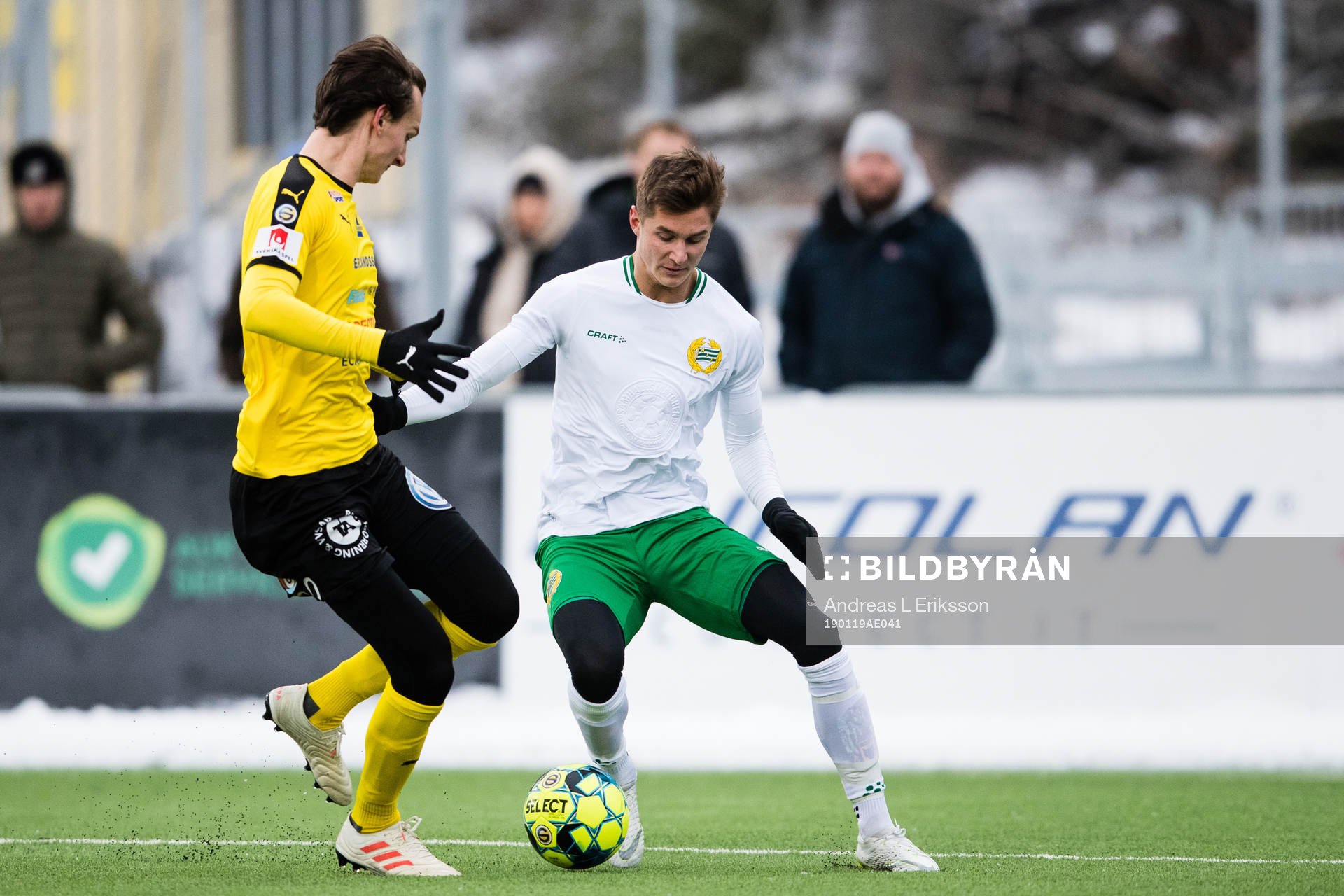 Frejs Hjalmar Ekdal i kamp om bollen med Hammarbys Leo
