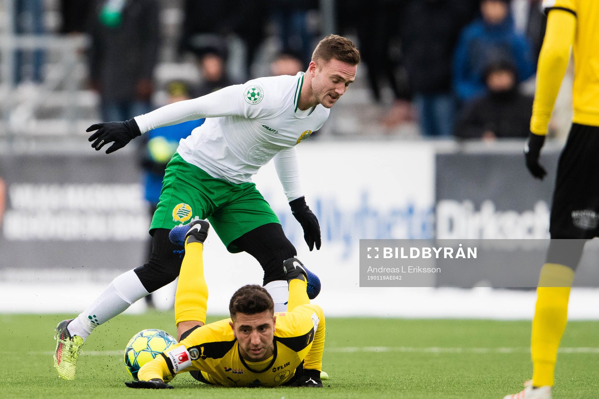 Hammarbys Mats Solheim i kamp om bollen med Frejs Moustafa