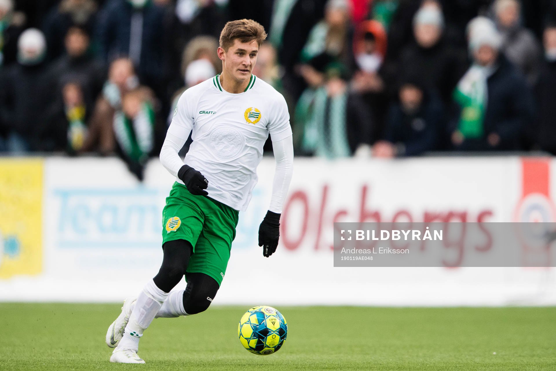 Hammarbys Leo Bengtsson med bollen
