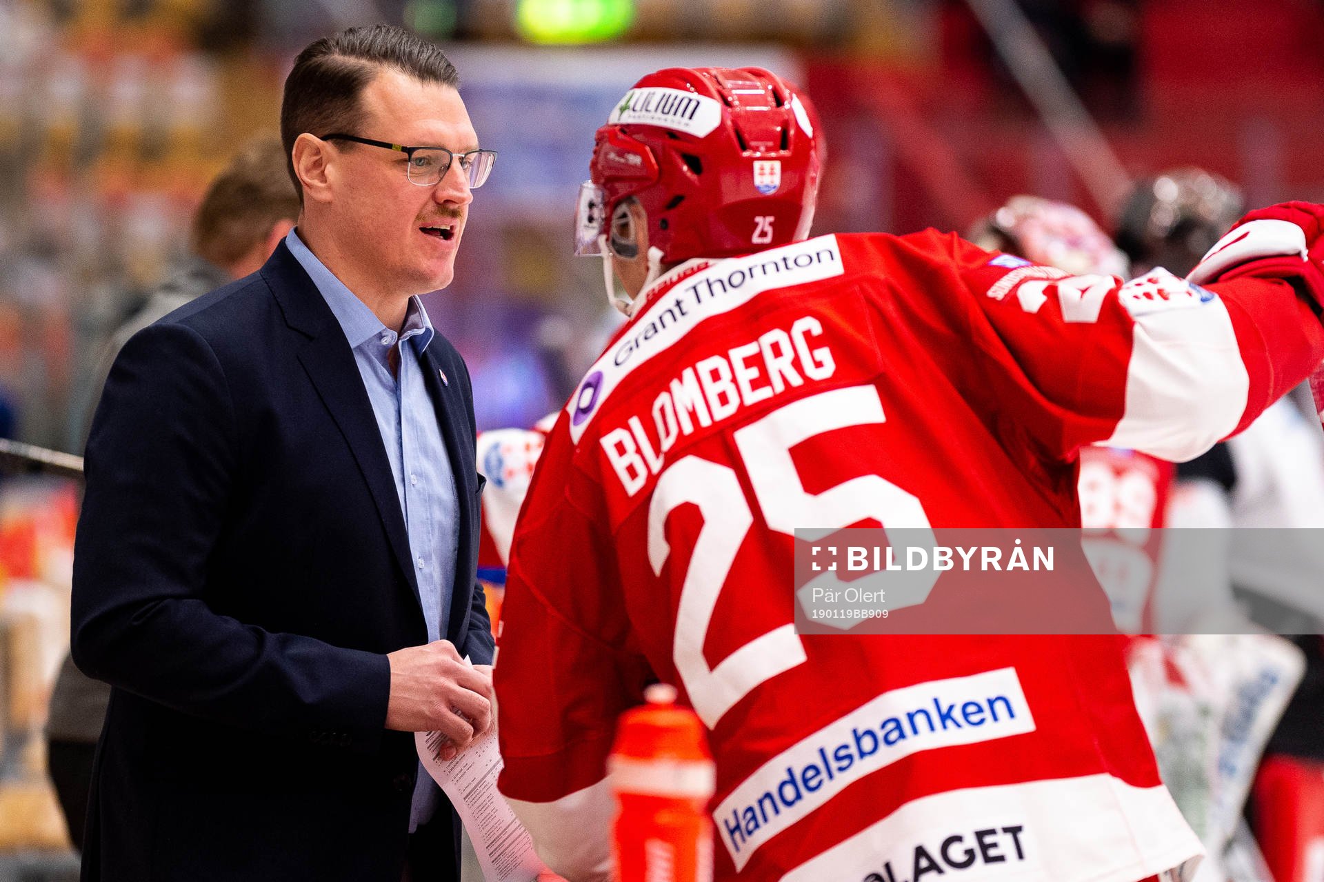 Timrås assisterande tränare Johan Thelin  i diskussion