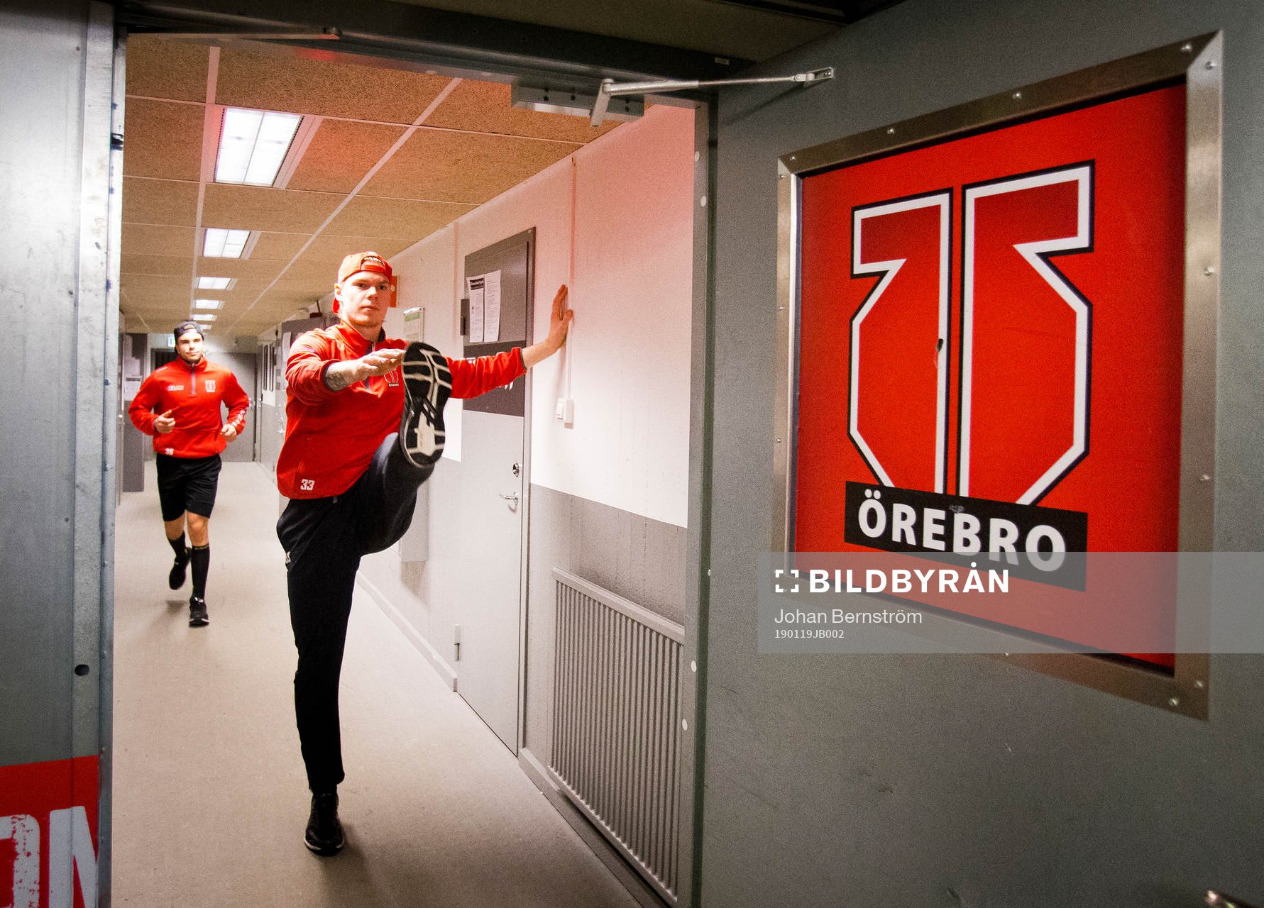 Örebros Jordan Boucher och Christopher Mastomäki värmer