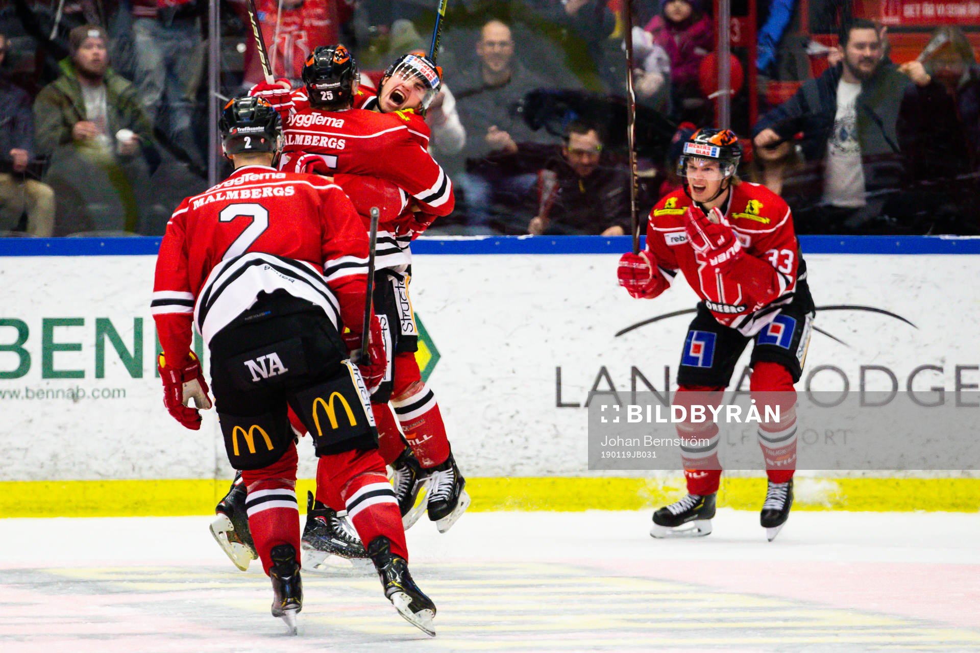 Örebros Anton Hedman jublar med Christopher Mastomäki och