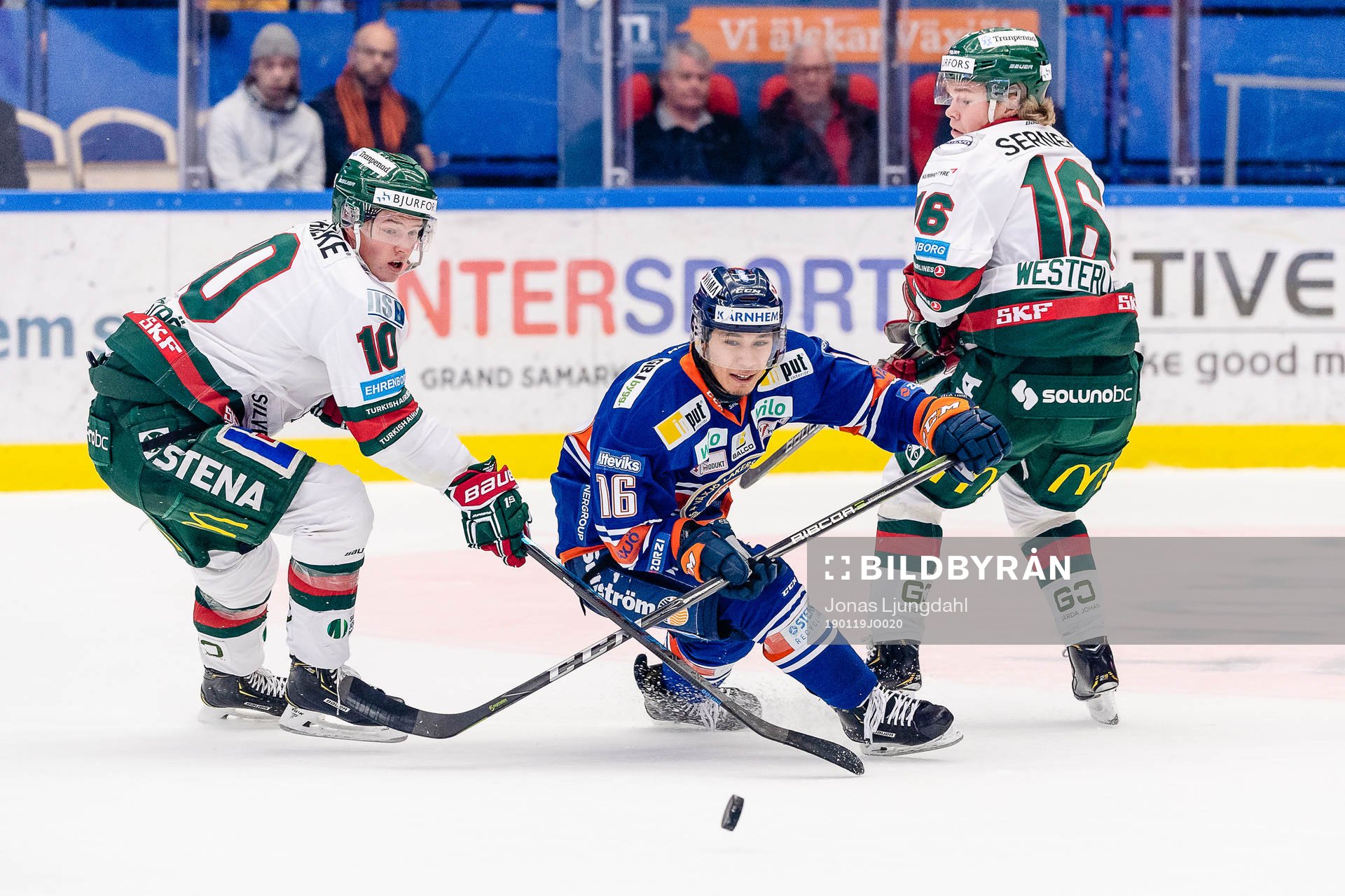 Växjös Austin Ortega mellan Frölunda Gustav Lindström