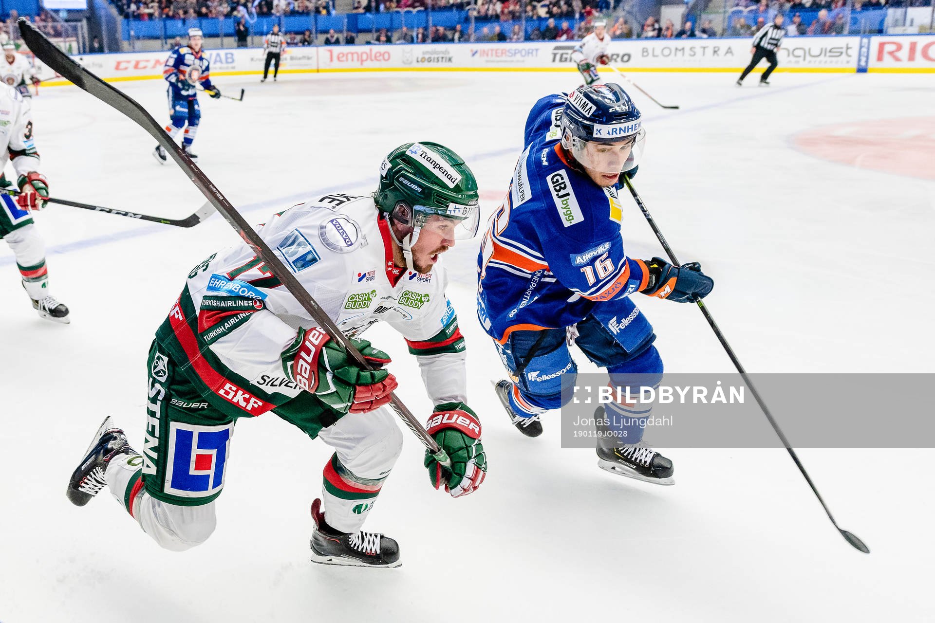 Frölunda Sebastian Stålberg jagas av Växjös Austin
