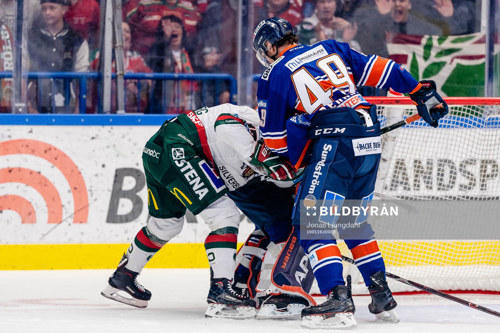 Frölunda Sebastian Stålberg i gruff med Växjös målvakt