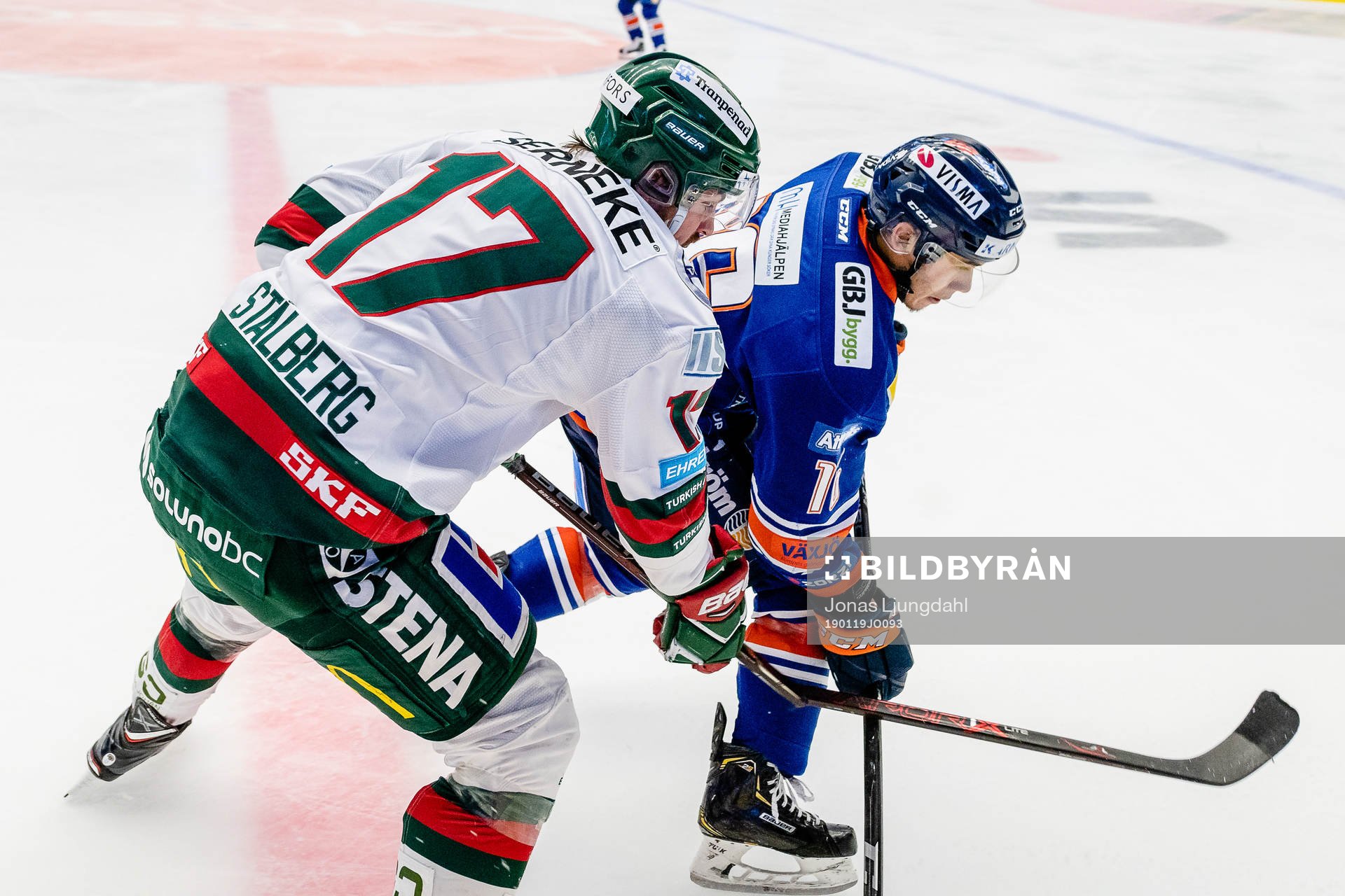 Frölunda Sebastian Stålberg slår av sin klubba mot