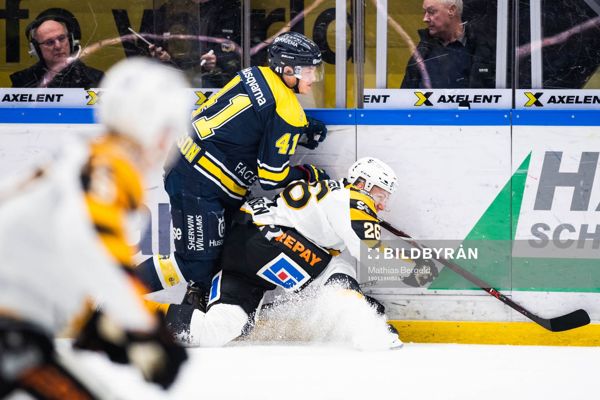 s Johan Johnsson och Skellefteås Patrik Norén i kamp om