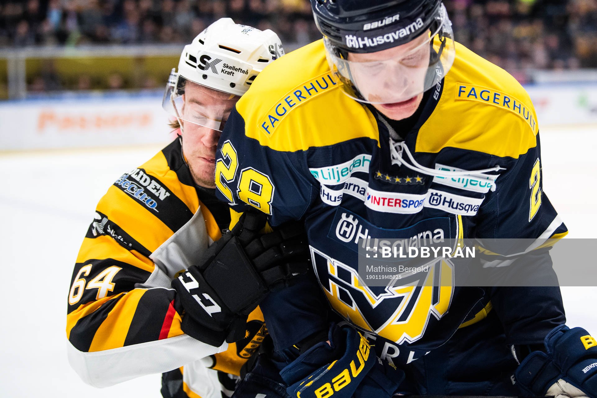 s Anton Bengtsson i kamp om pucken