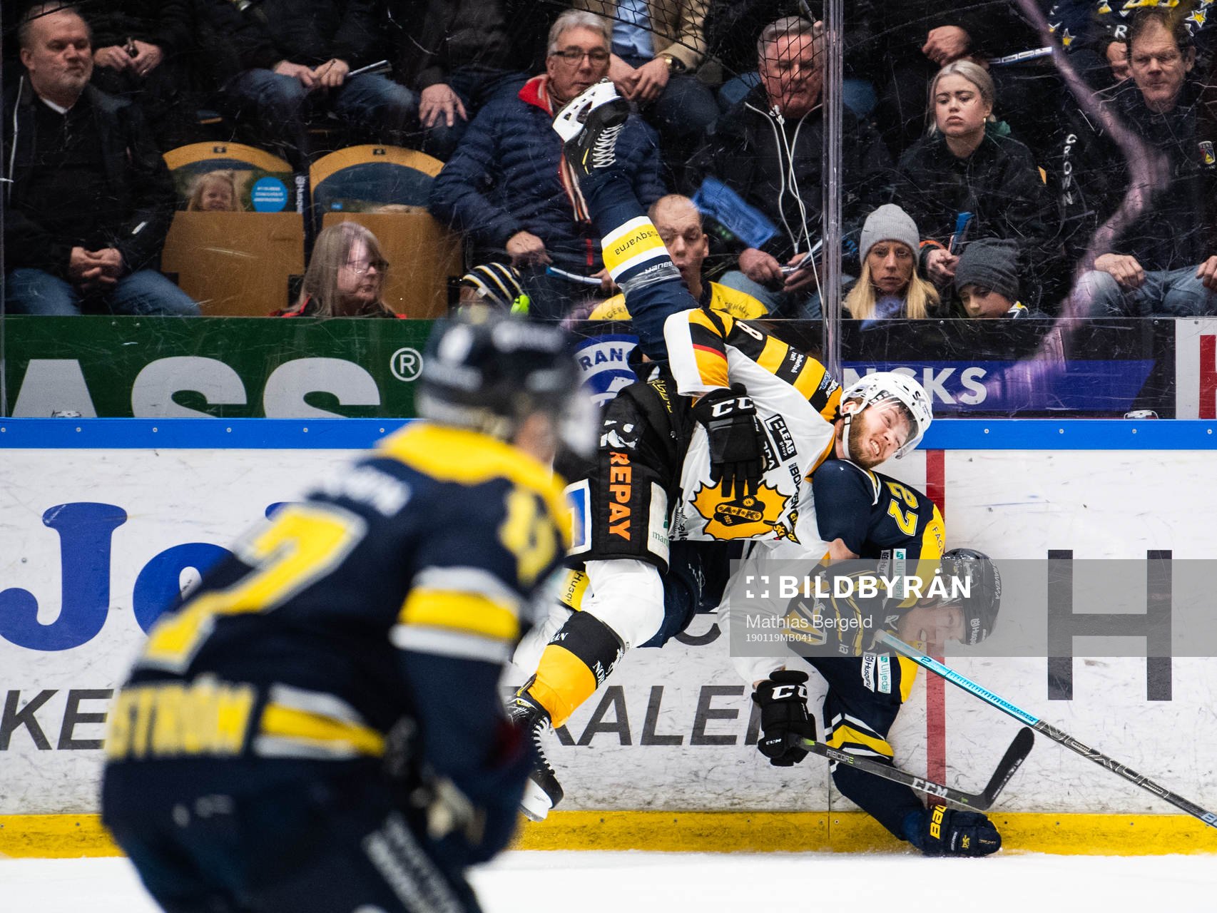 s David Gustafsson i kamp om pucken