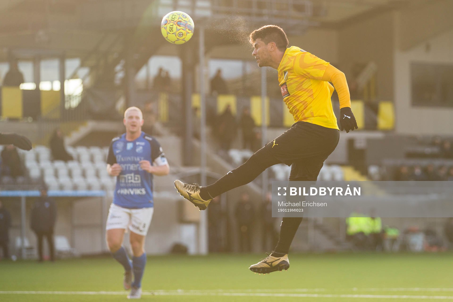Häckens Paulinho med en nick mot mål