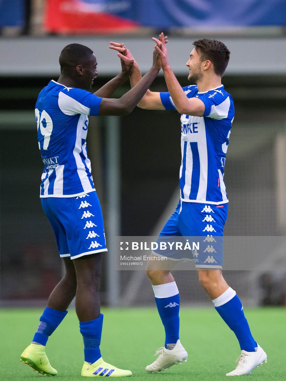 IFK Göteborgs Måns Saebbö jublar ihop med Adil Titi