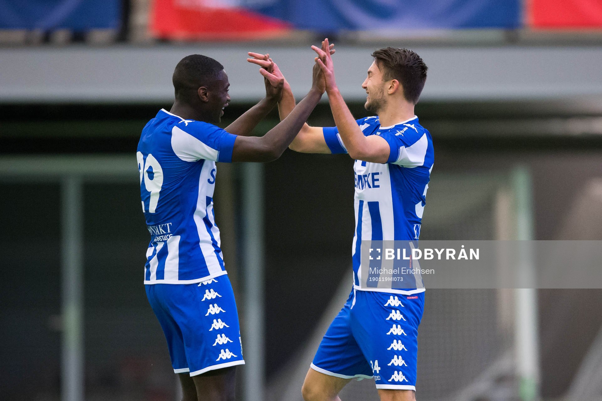 IFK Göteborgs Måns Saebbö jublar ihop med Adil Titi