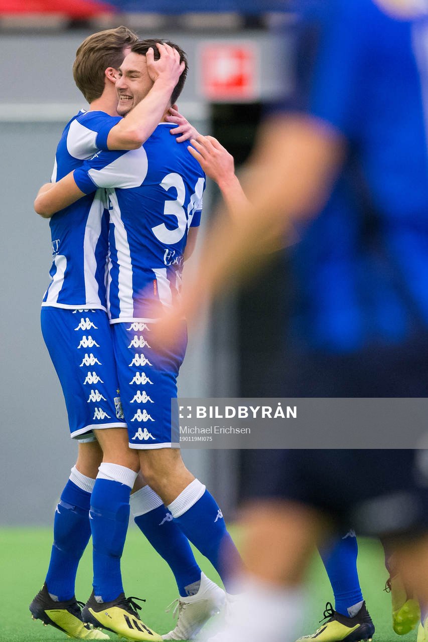 IFK Göteborgs Måns Saebbö jublar ihop med August