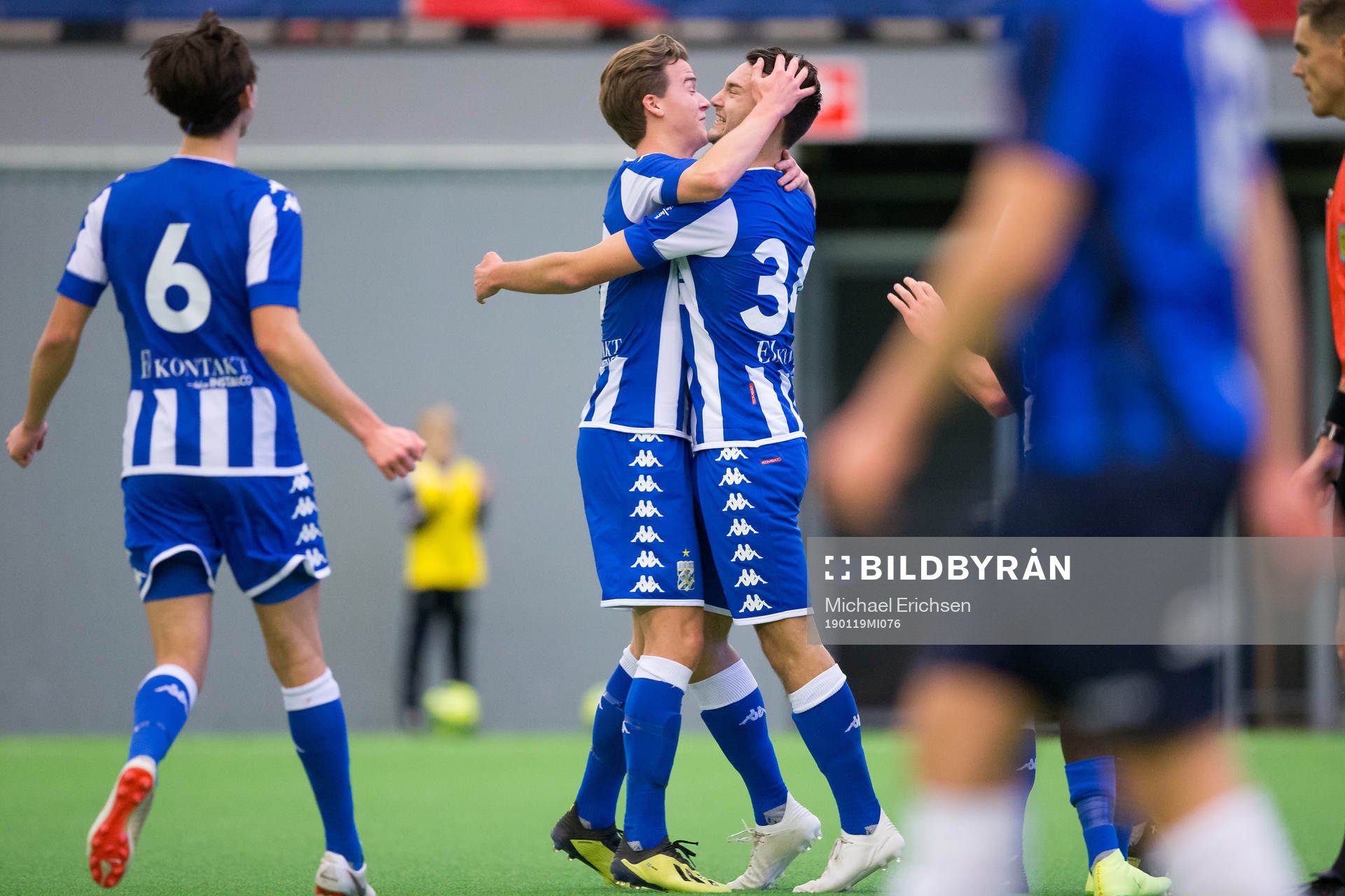 IFK Göteborgs Måns Saebbö jublar ihop med August