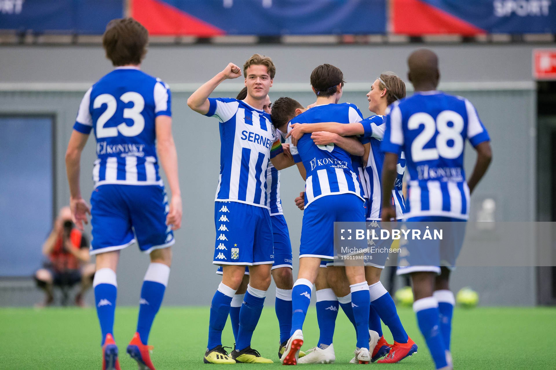 IFK Göteborgs Måns Saebbö jublar ihop med lagkamrater