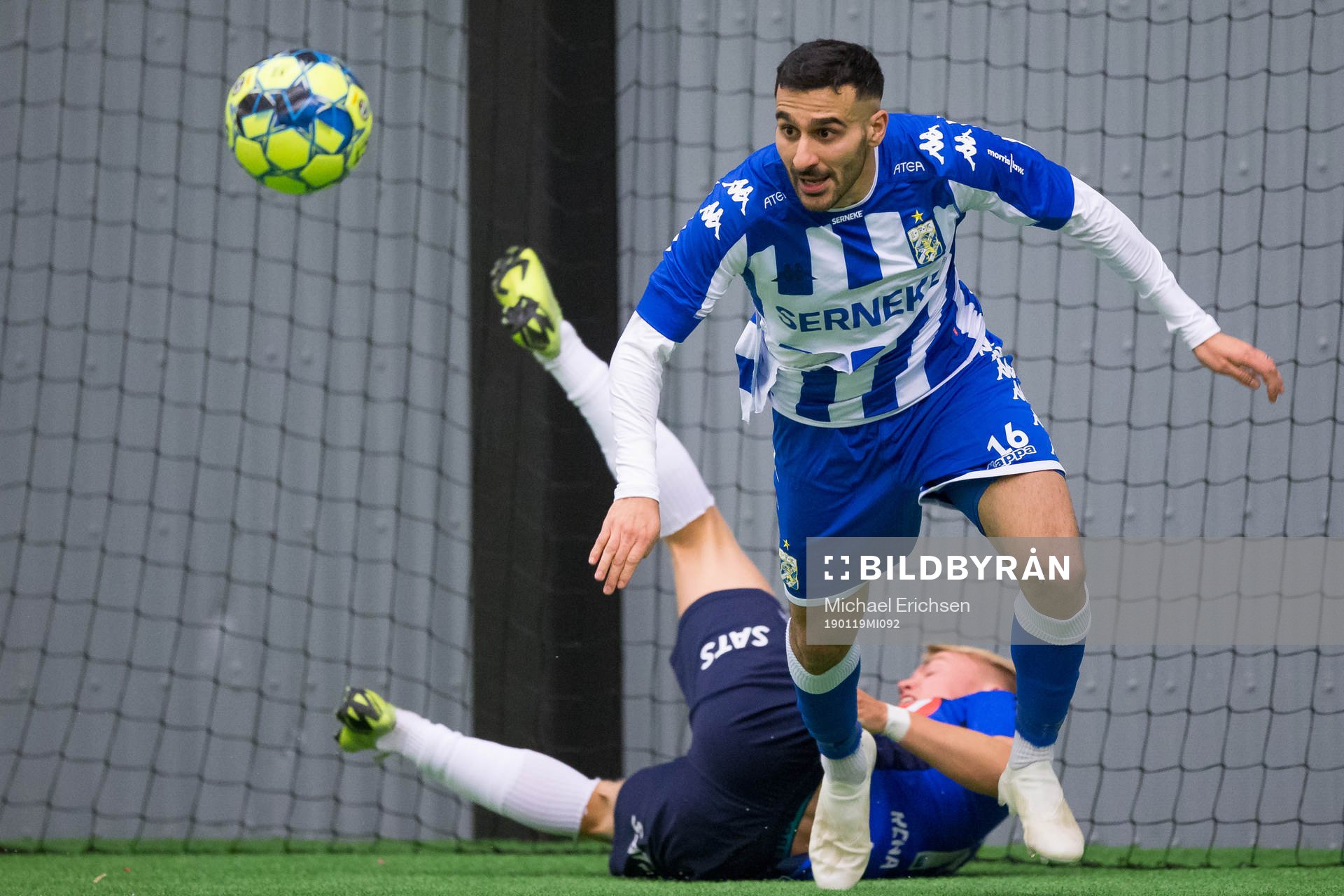 Stabaeks Morten Renå Olsen i kamp med IFK Göteborgs Sargon Abraham under träningsmatchen i fotboll mellan IFK Göteborg och Stabaek 19 januari 2019 i Göteborg.