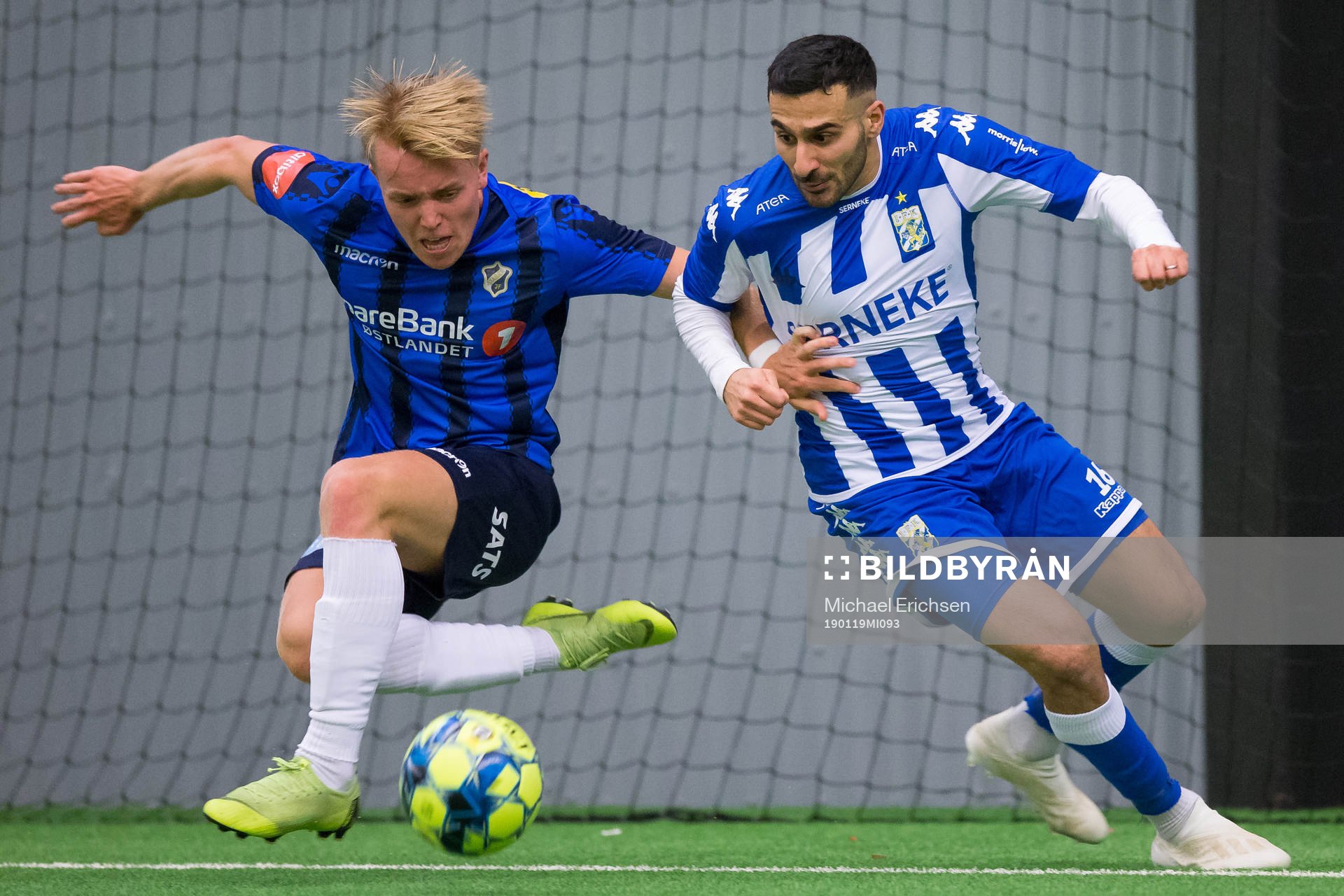 Stabaeks Morten Renå Olsen i kamp med IFK Göteborgs Sargon Abraham under träningsmatchen i fotboll mellan IFK Göteborg och Stabaek 19 januari 2019 i Göteborg.
