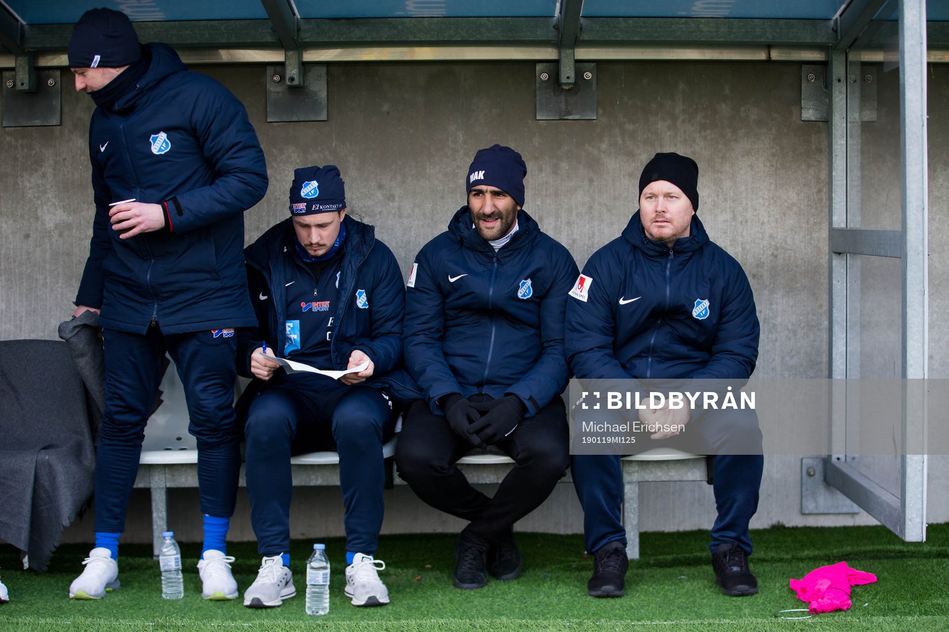 Norrbys manager Mohammed Ali Khan i mitten på bänken under träningsmatchen i fotboll mellan Häcken och Norrby 19 januari 2019 i Göteborg.