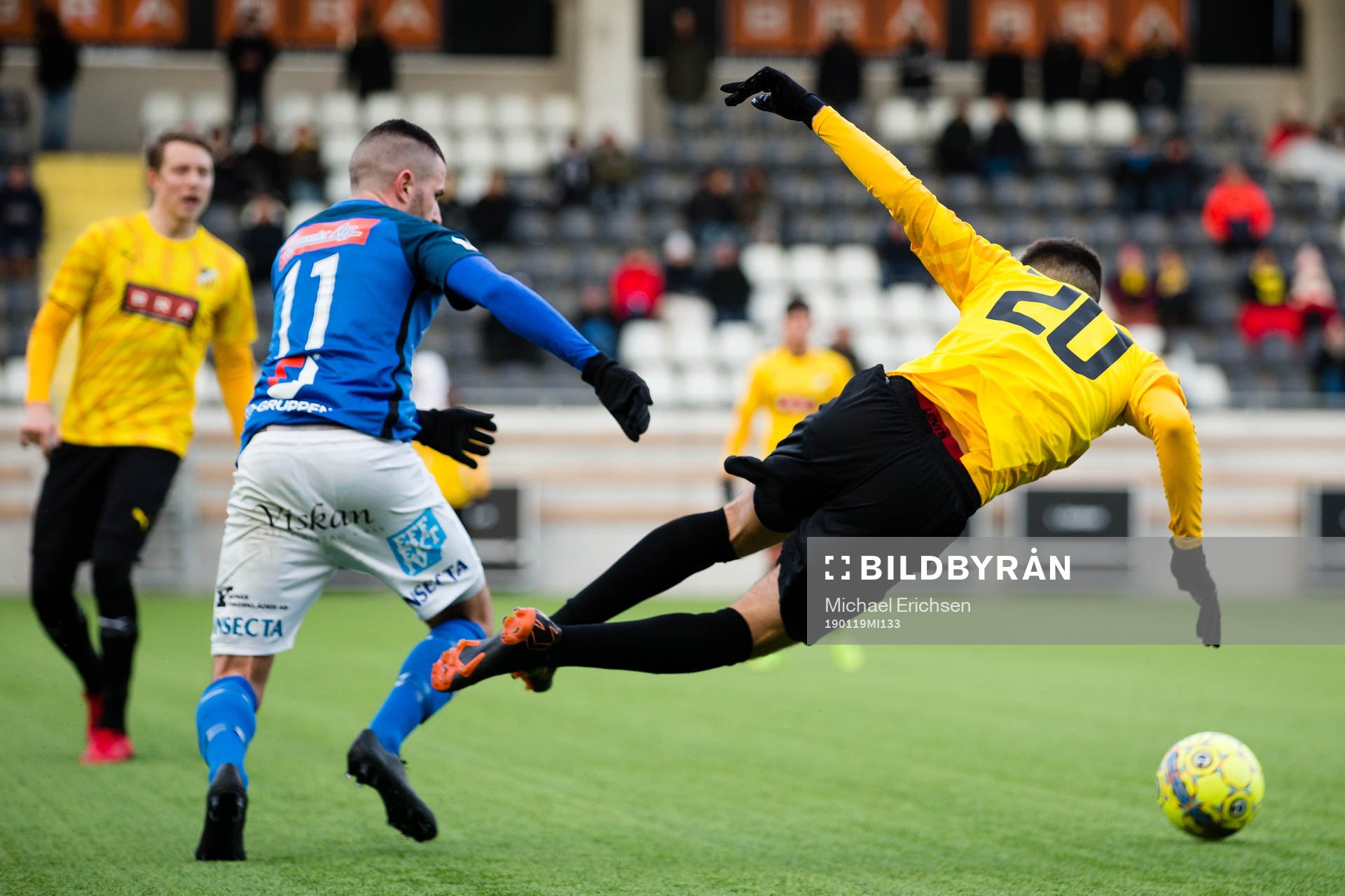 Norrbys Alen Krasnici tacklar Häckens Ali Youssef under träningsmatchen i fotboll mellan Häcken och Norrby 19 januari 2019 i Göteborg.