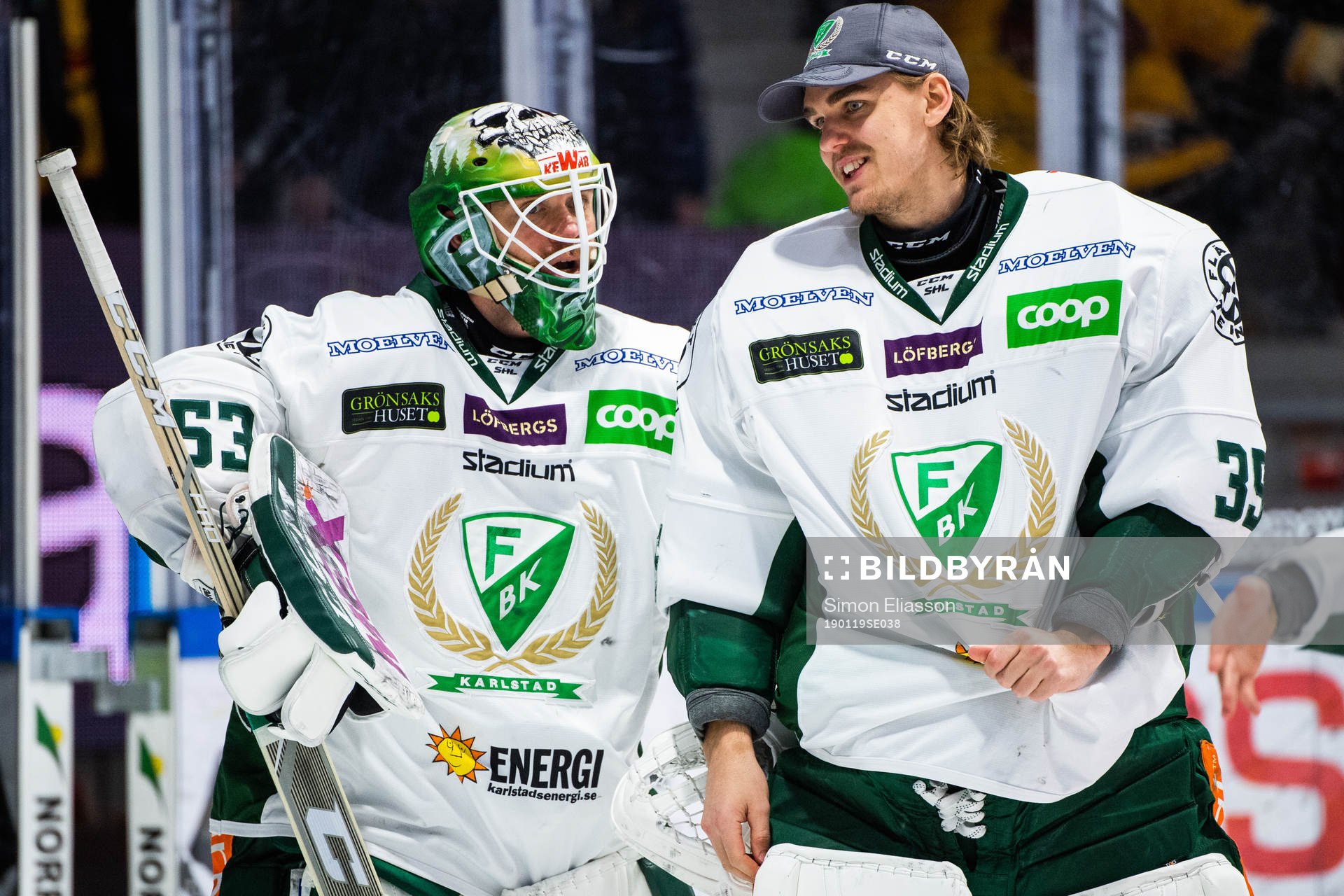 Färjestads målvakt Markus Svensson och målvakt Adam