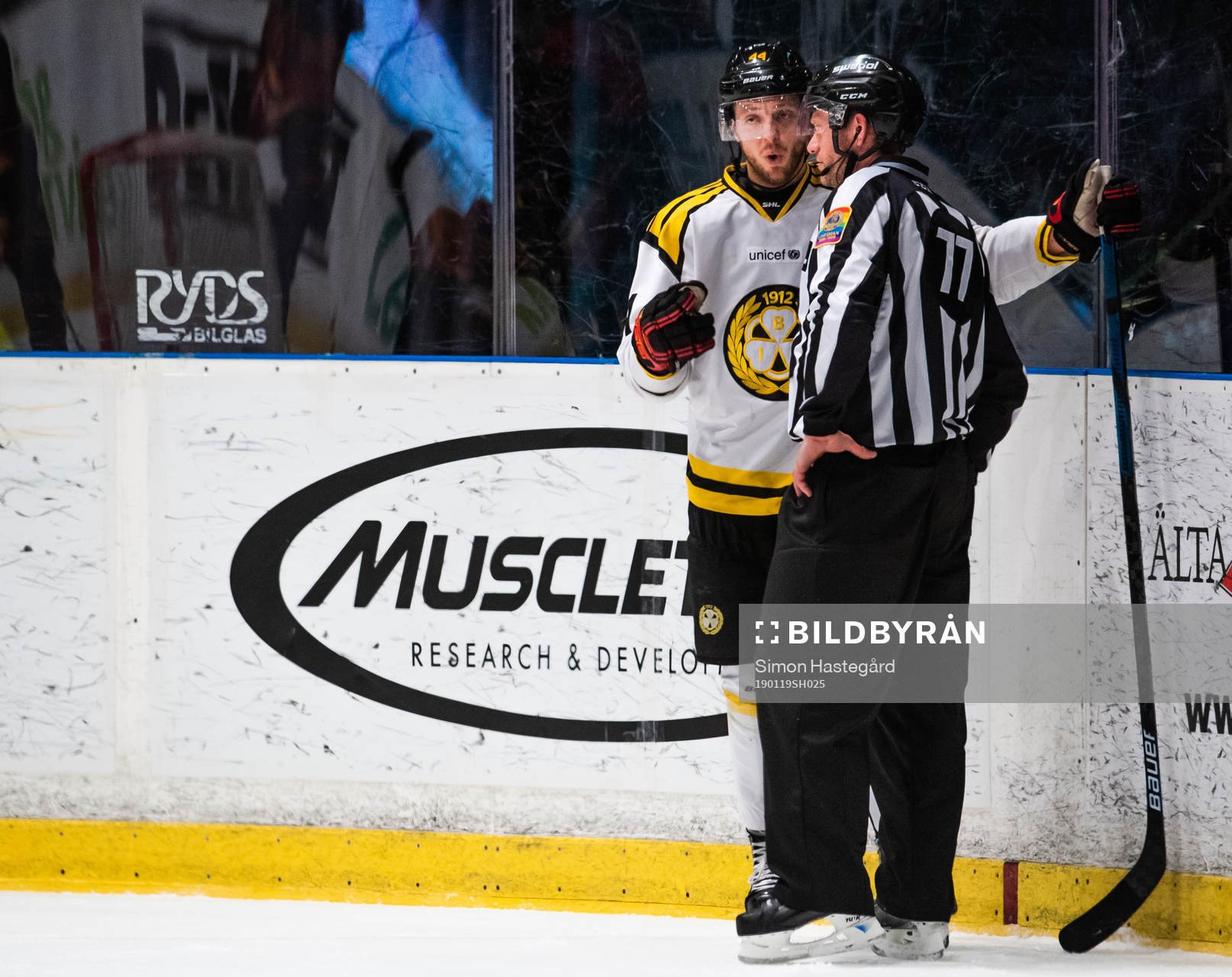 Brynäs Jacob Blomqvist  i samtal med en linjedomare