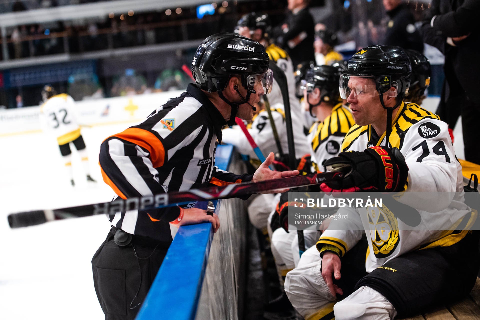 Domare Tobias Björk i samtal med Brynäs Nicklas Danielsson