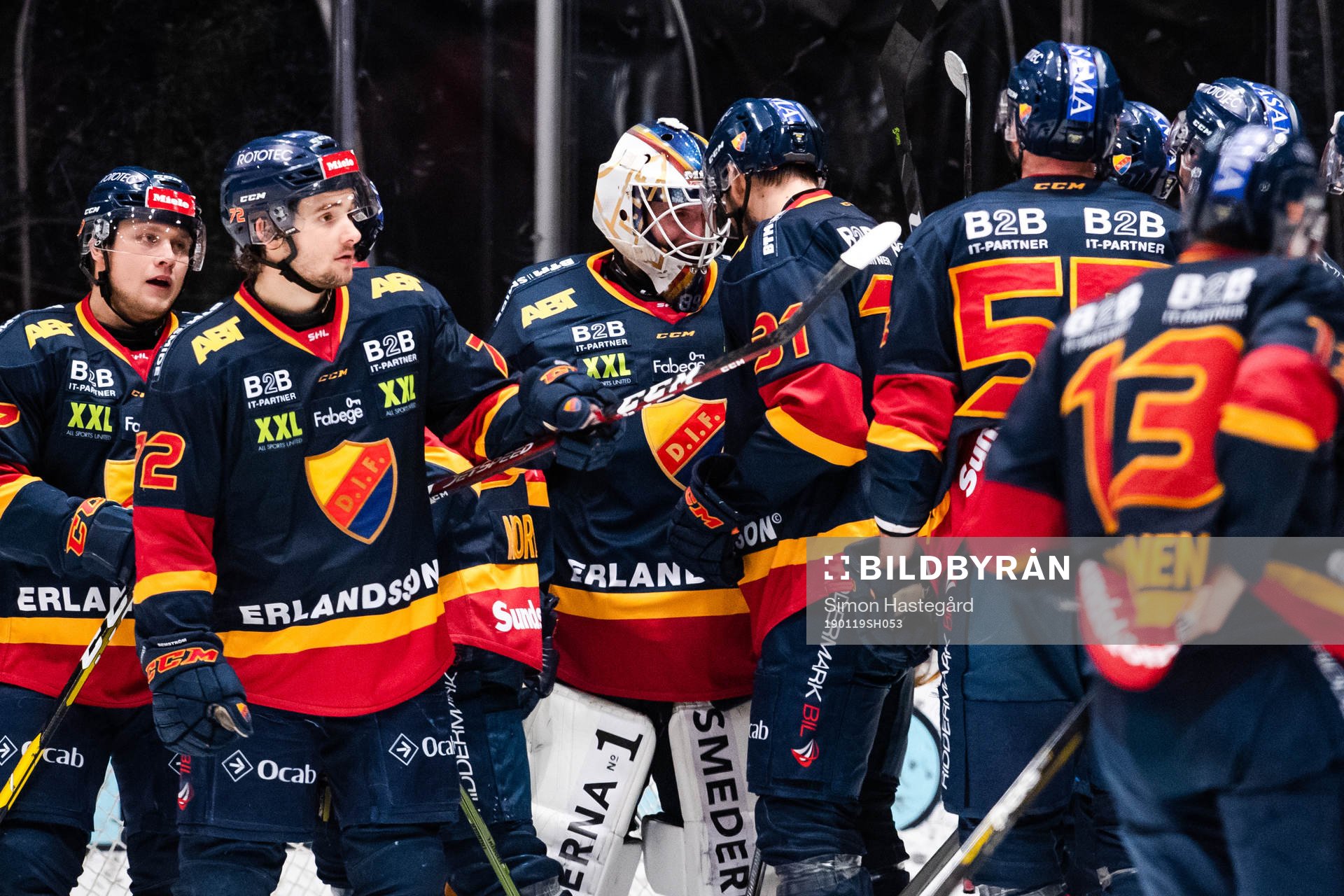 Djurgårdens spelare jublar med målvakt Adam Reideborn
