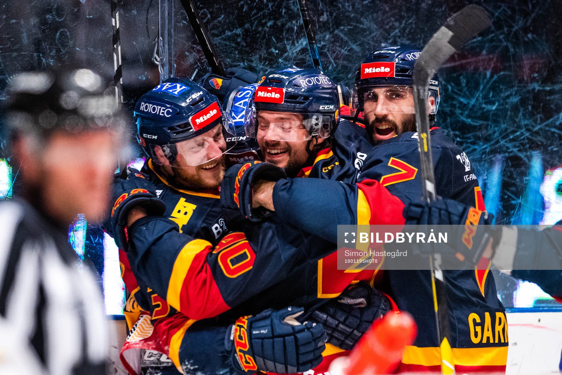 Djurgårdens Linus Hultström jublar med Jacob Josefson och
