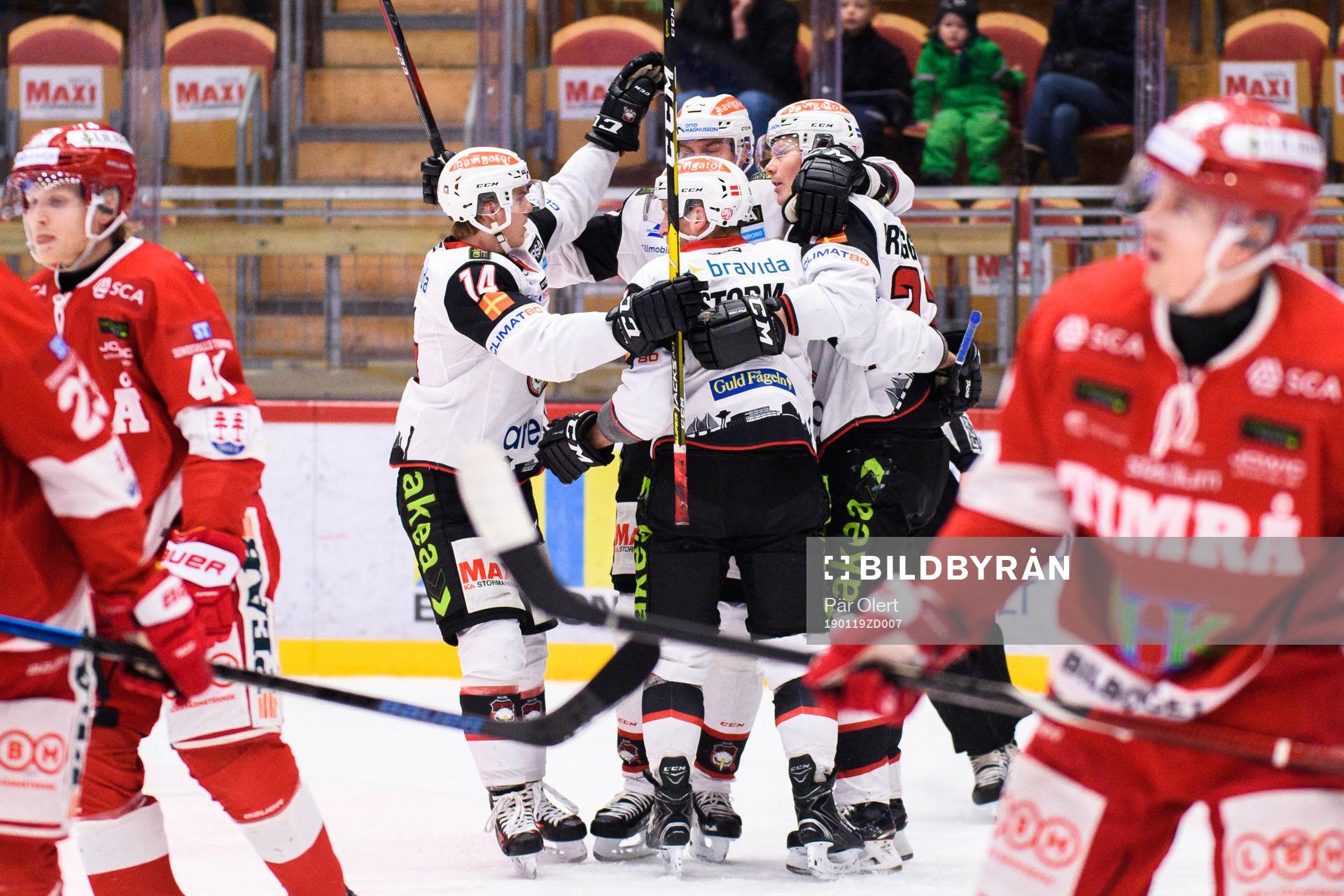 Malmö Redhawks Fredrik Händemark jublar med lagkamrater