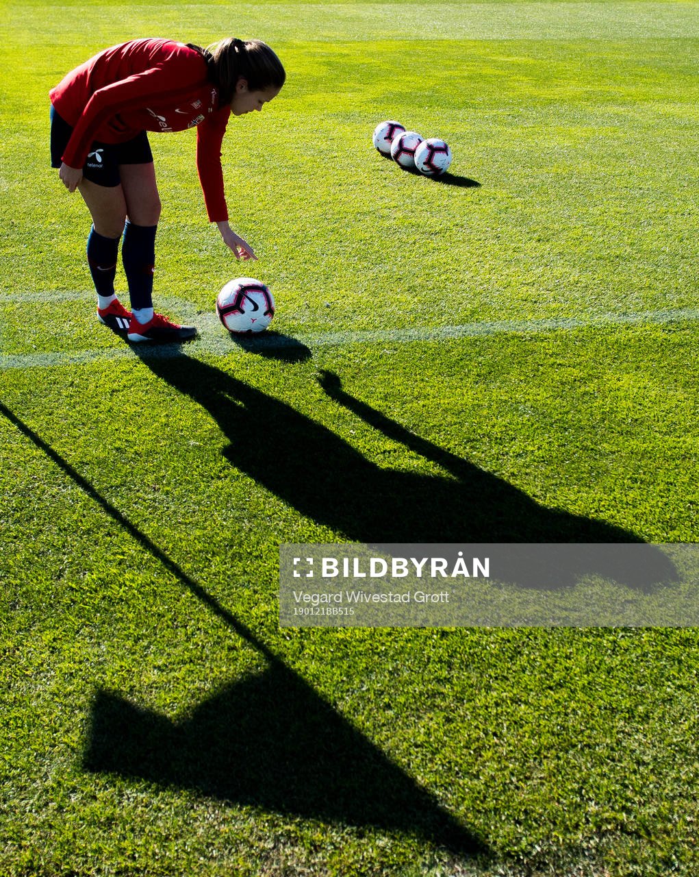 Guro Reiten of Norway prepares to take a corner kick