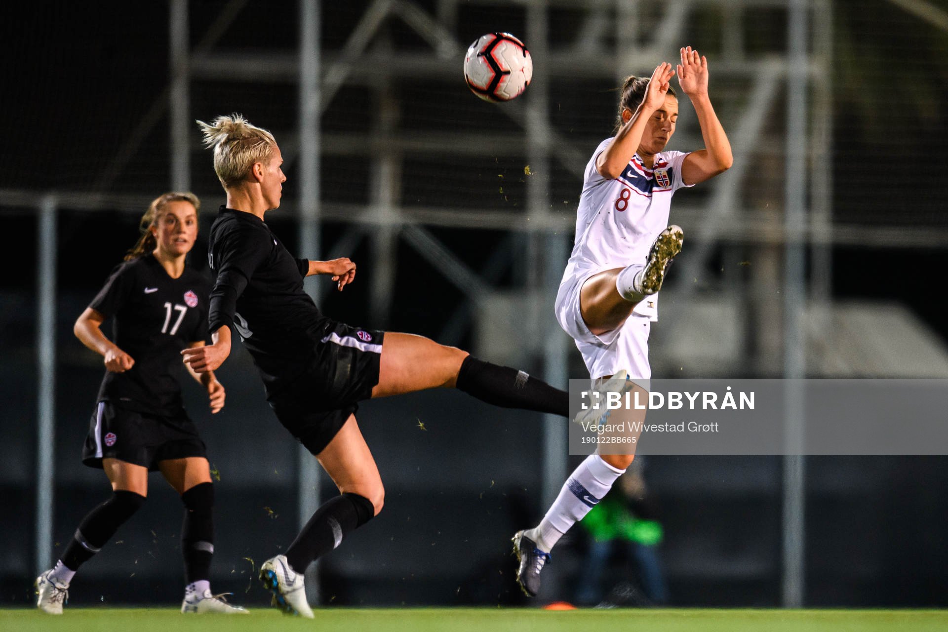 Sophie Schmidt of Canada and Vilde Bøe Risa of Norway