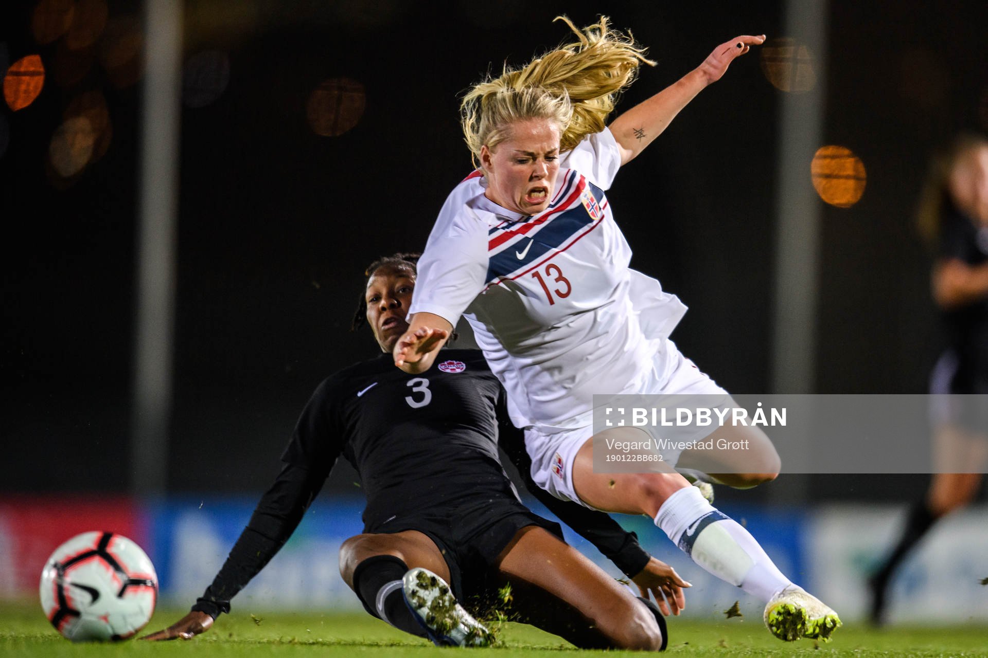 Kadeisha Buchanan of Canada and Therese Sessy Åsland of
