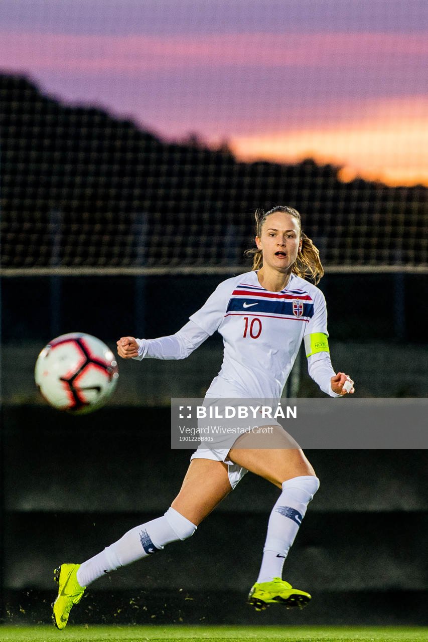 Caroline Graham Hansen shoots wide