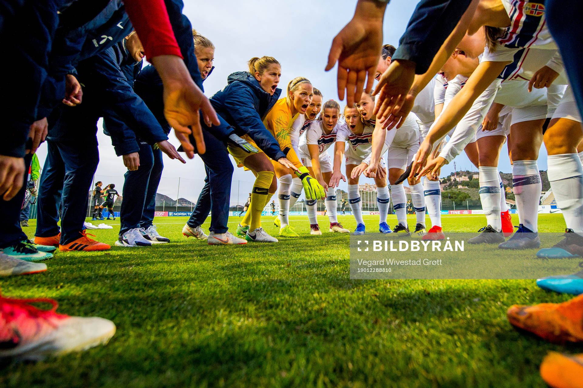 Elise Thorsnes, Ingrid Ryland, goalkeeper Ingrid Hjelmseth, Caroline Graham Hansen, Emilie Bosshard Haavi, Synne Skinnes Hansen, Guro Reiten and the players of Norway gather in a circle ahead of the international friendly match between Norway and Canada on January 22, 2019 in La Manga.
